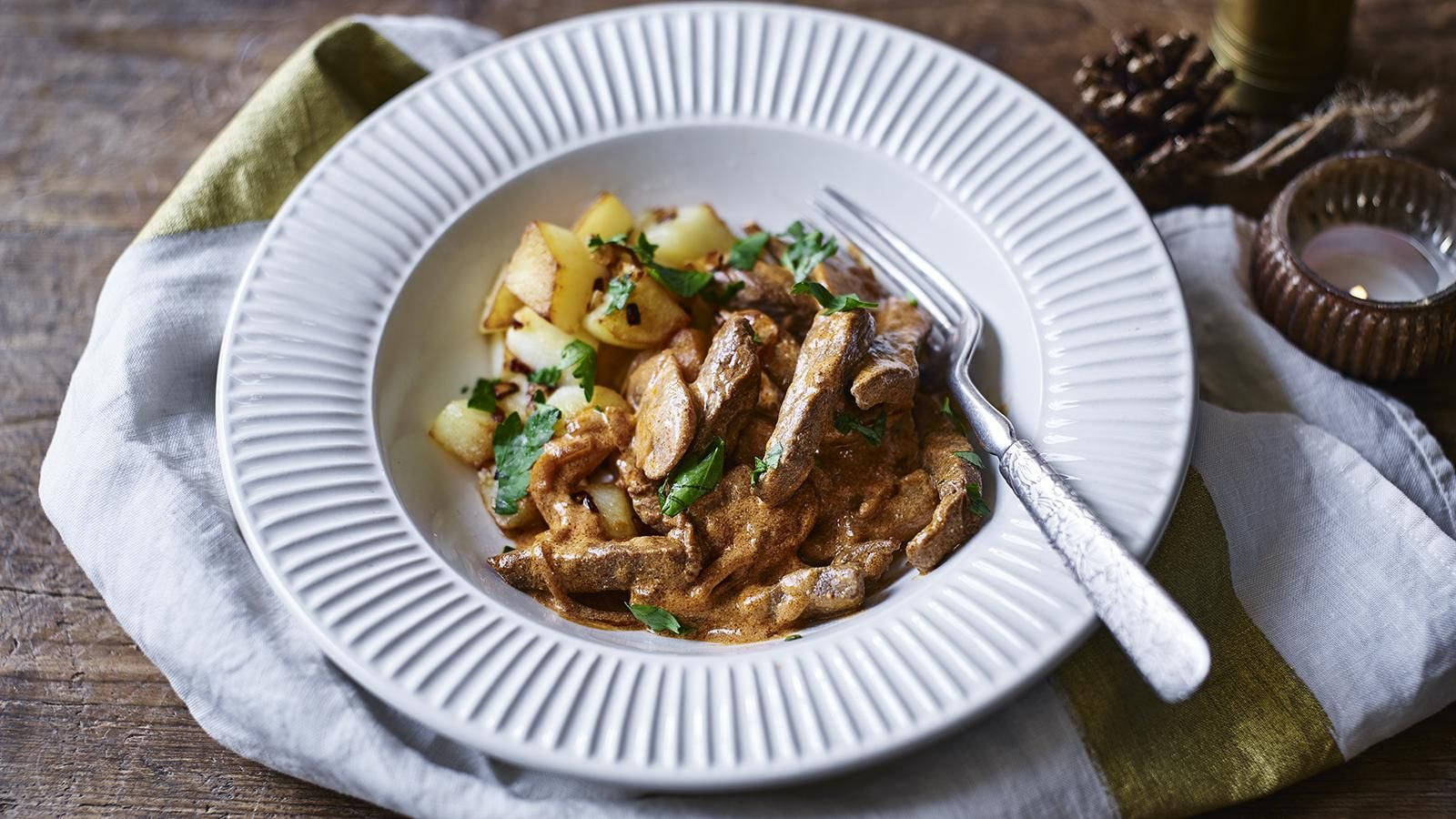 Beef Stroganoff, steamed potatoes, creamy mushroom stew, HD Desktop Wallpaper