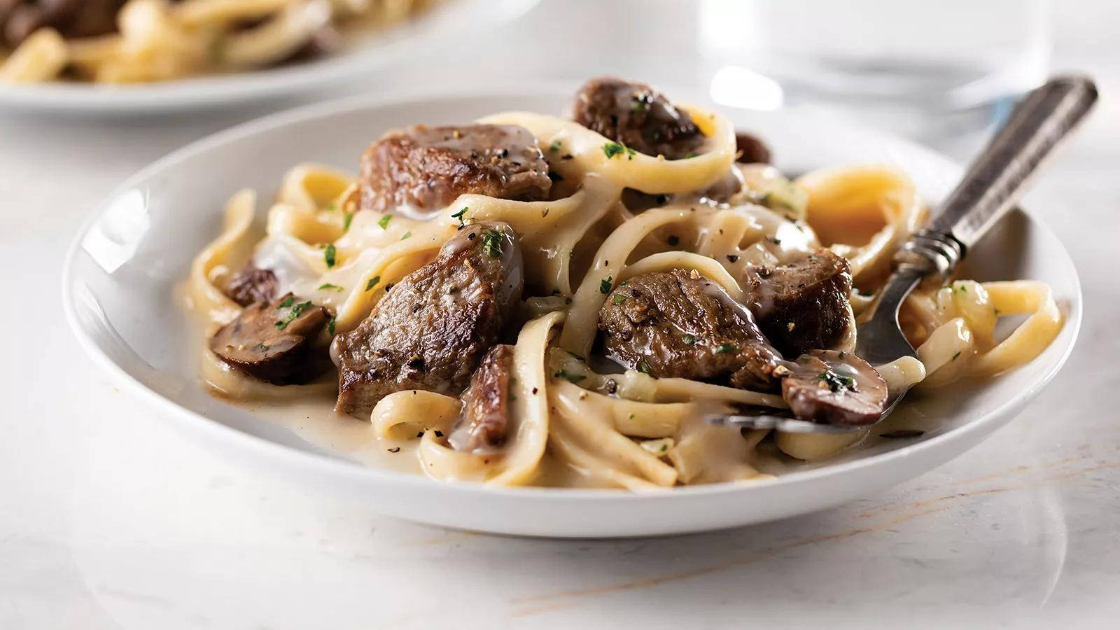 Beef Stroganoff, linguine pasta, white bowl, HD Desktop Wallpaper