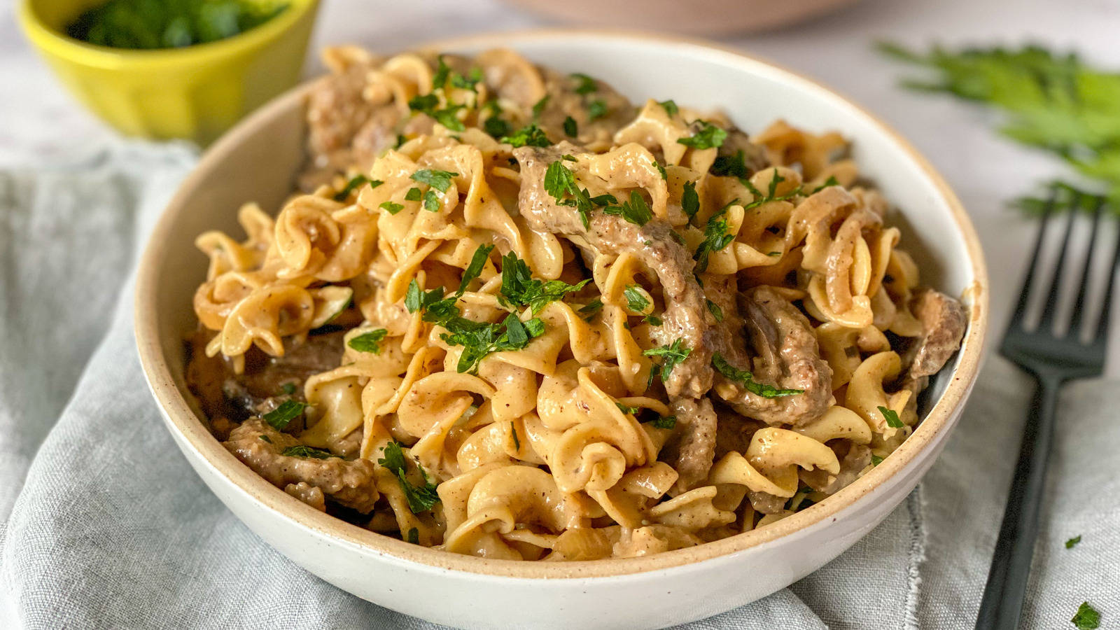 Beef Stroganoff, pappardelle, white bowl, HD Desktop Wallpaper