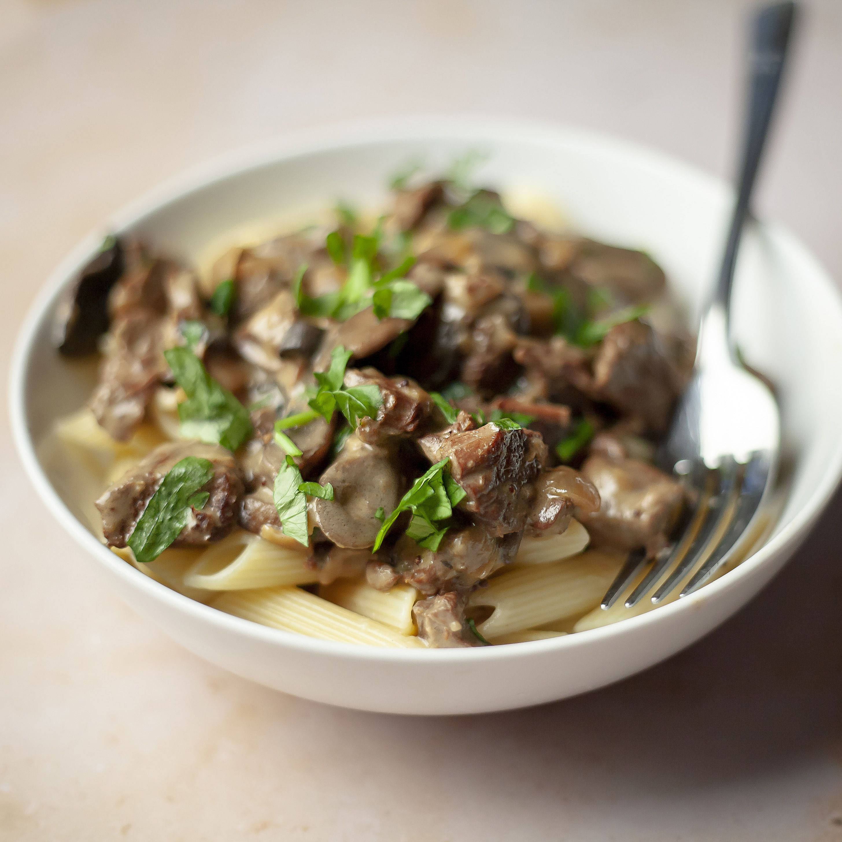 beef stroganoff, penne pasta, mushrooms, 2K Desktop Wallpaper