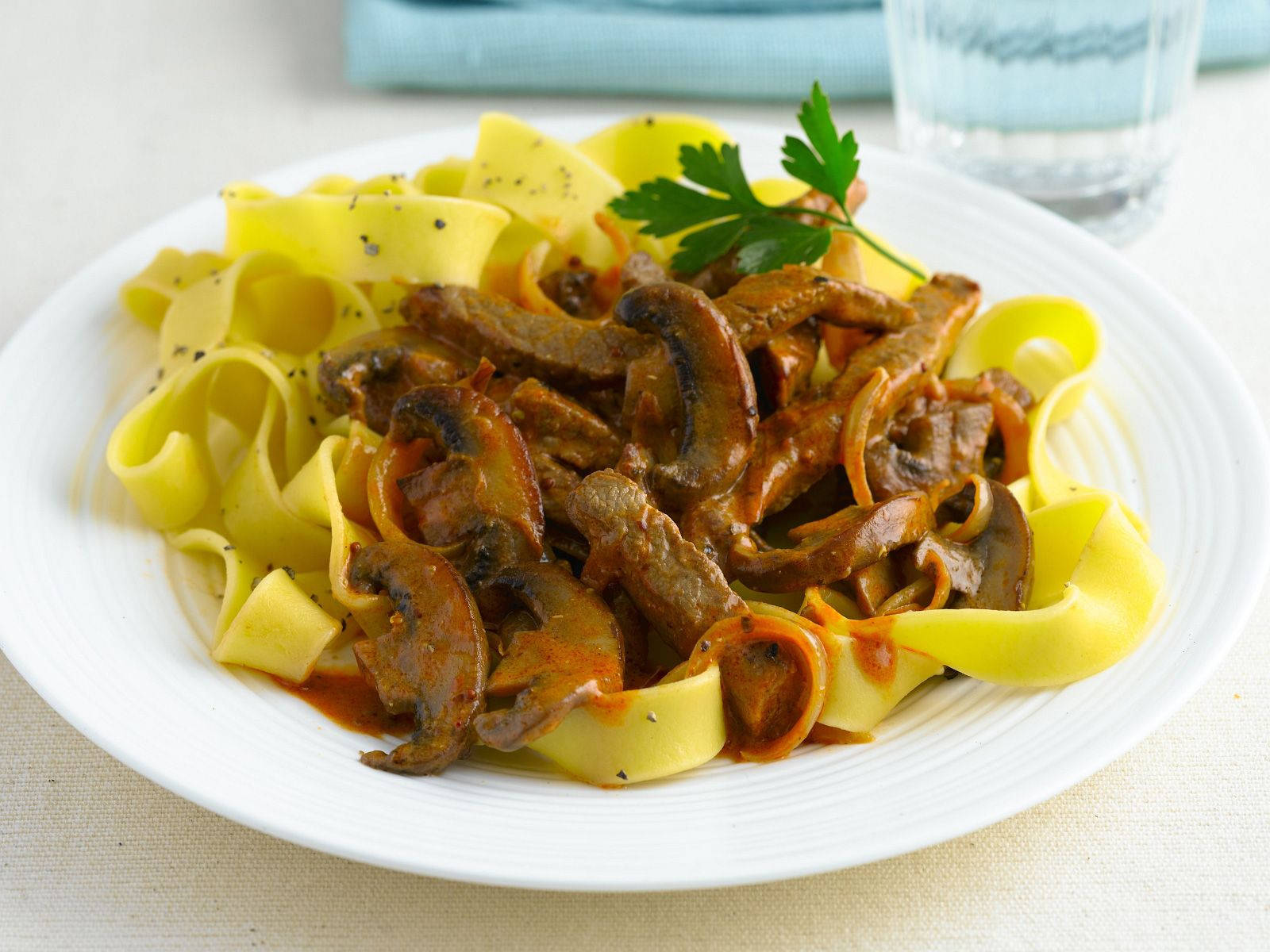 Beef Stroganoff, pappardelle pasta, sautéed mushrooms, HD Desktop Wallpaper