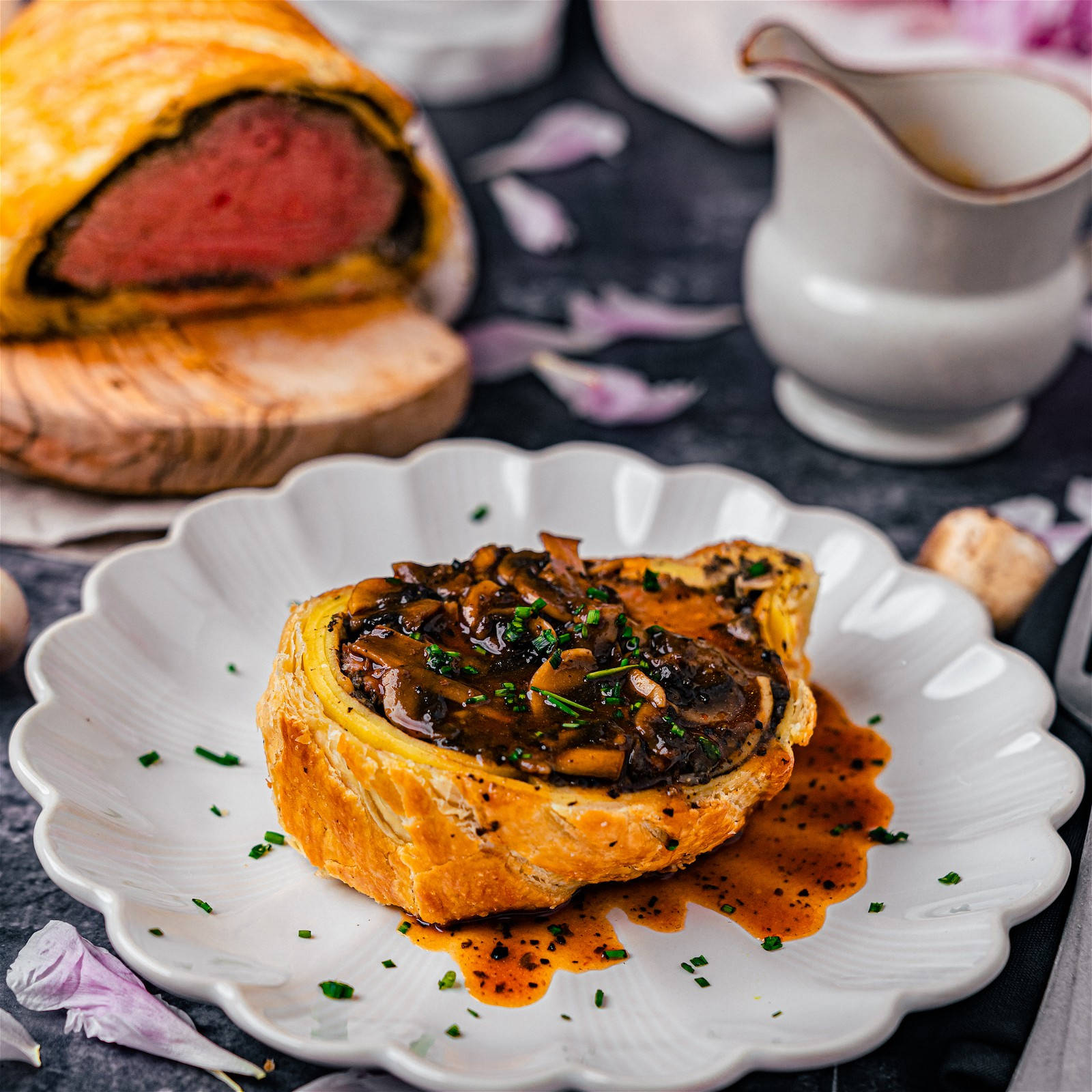 Beef Wellington, mushroom sauce, parsley, HD Desktop Wallpaper