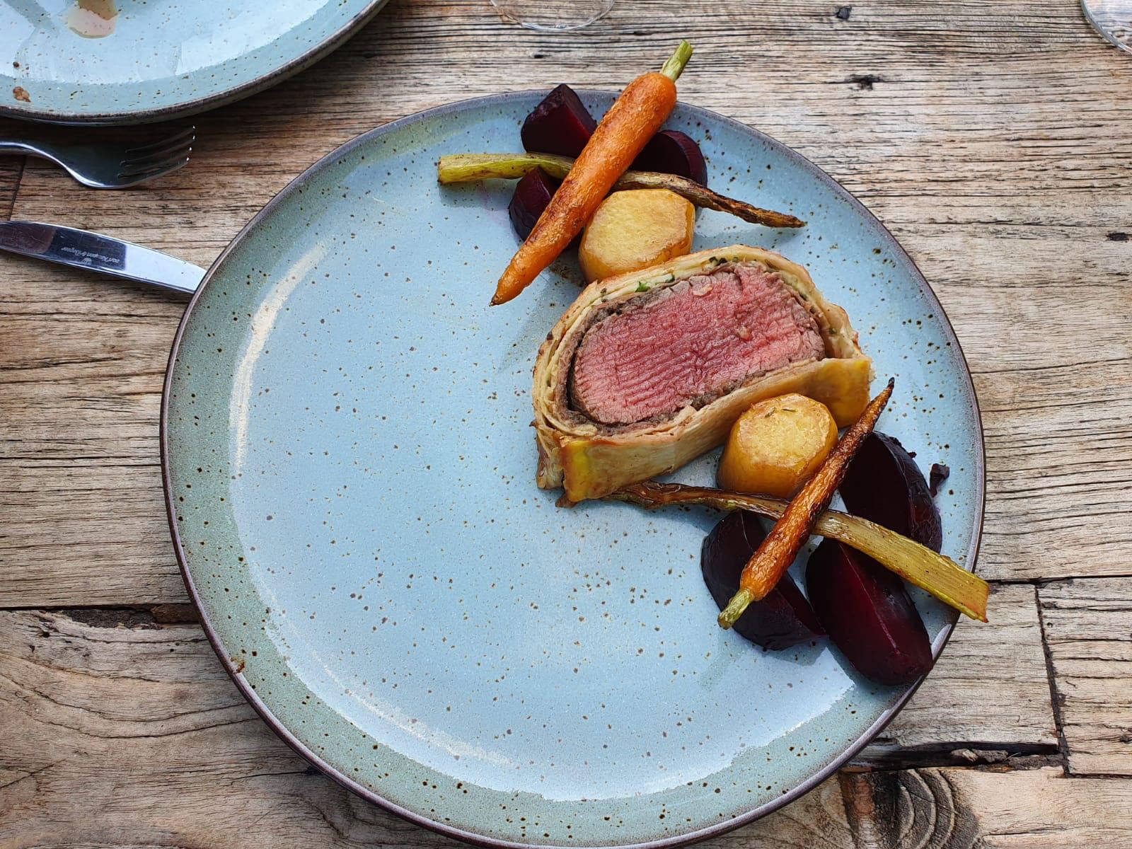 Beef Wellington, roasted carrots, beets, HD Desktop Wallpaper