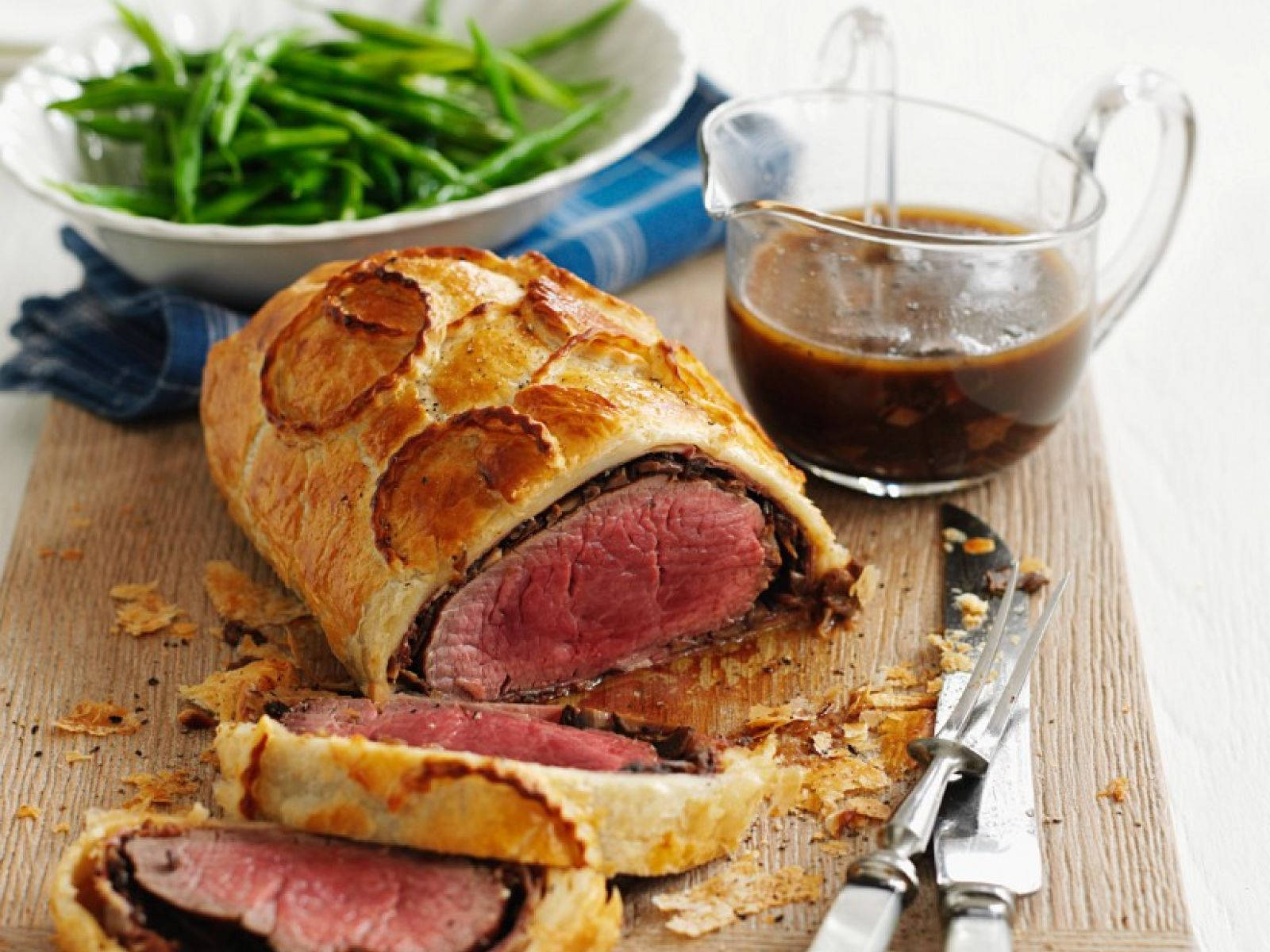 Beef Wellington, golden-brown, juicy pink meat, HD Desktop Wallpaper