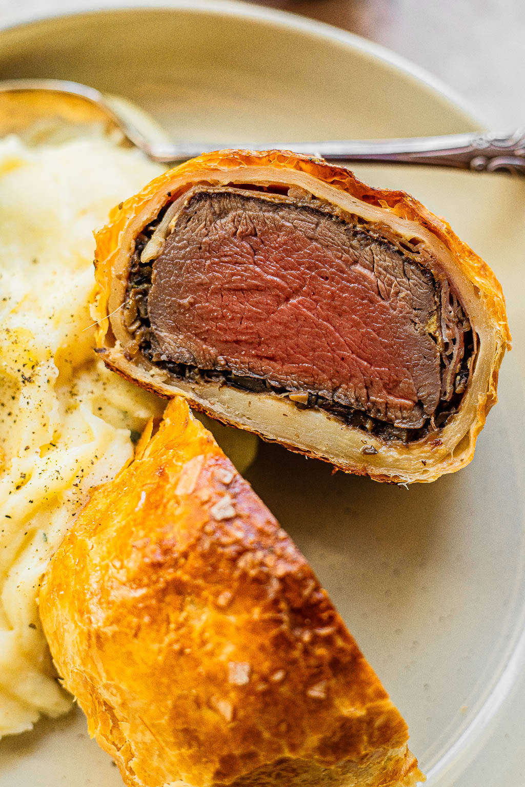 Beef Wellington, golden crust, rosemary herb crust, HD Phone Wallpaper