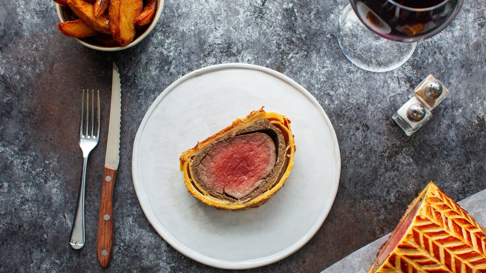 Beef Wellington, golden pastry, rare center, HD Desktop Wallpaper