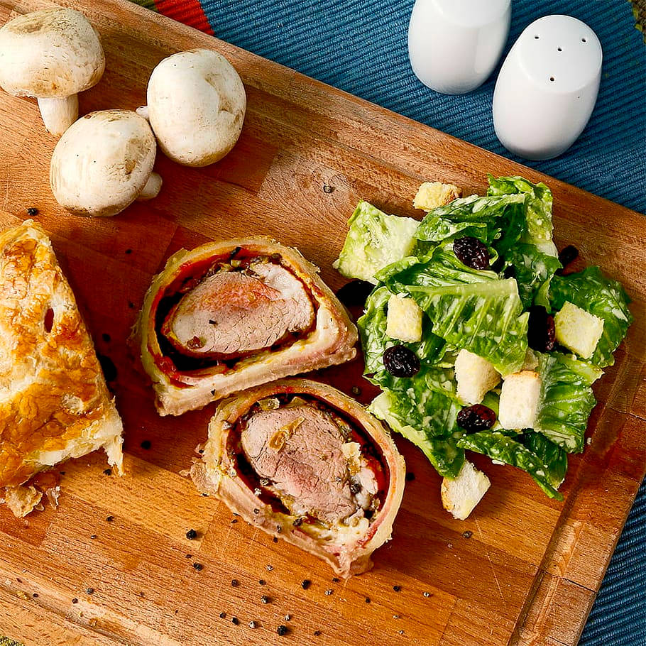 Beef Wellington, mushroom salad, croutons, SD Desktop Wallpaper