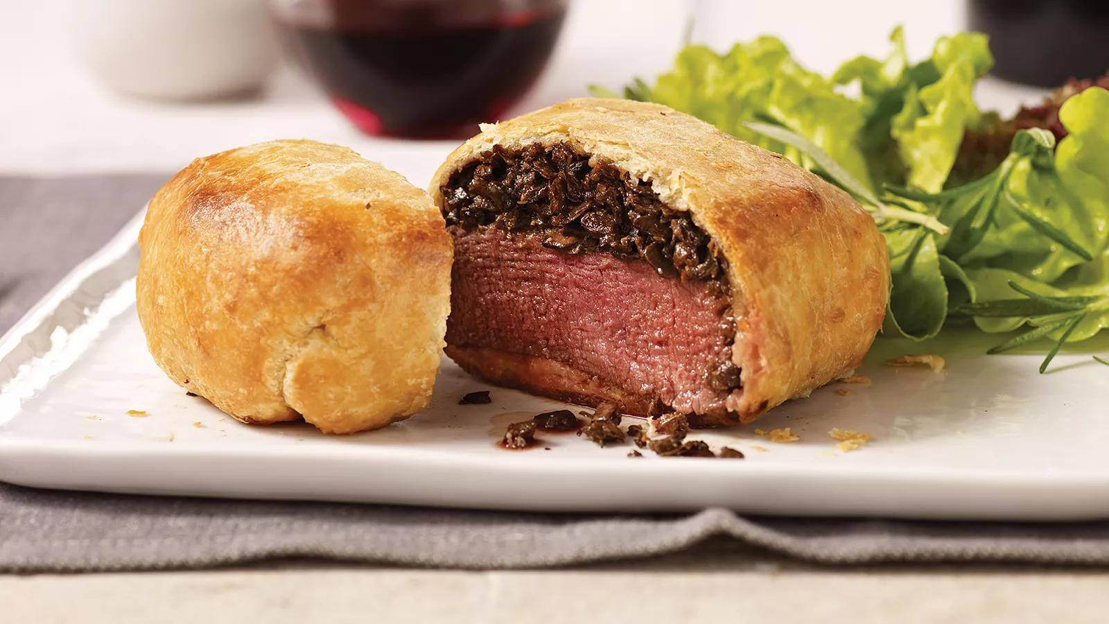 Beef Wellington, golden-brown, juicy pink meat, HD Desktop Wallpaper