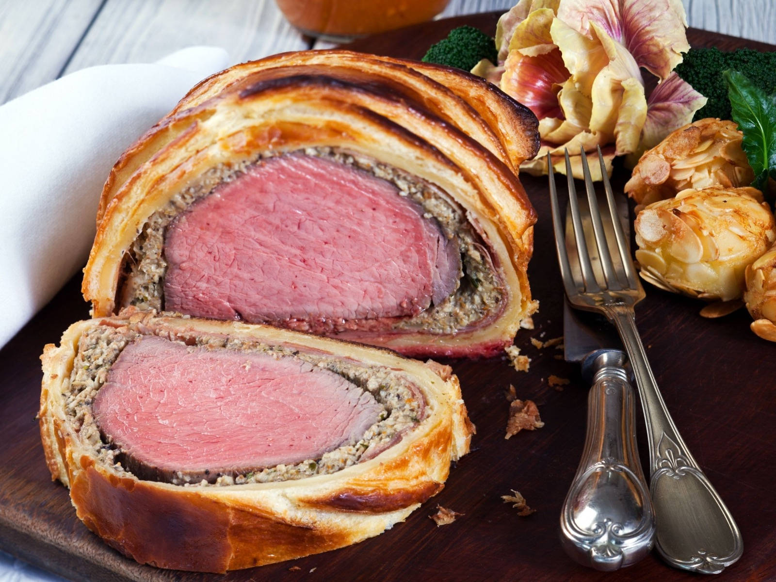 Beef Wellington, golden crust, pink center, HD Desktop Wallpaper
