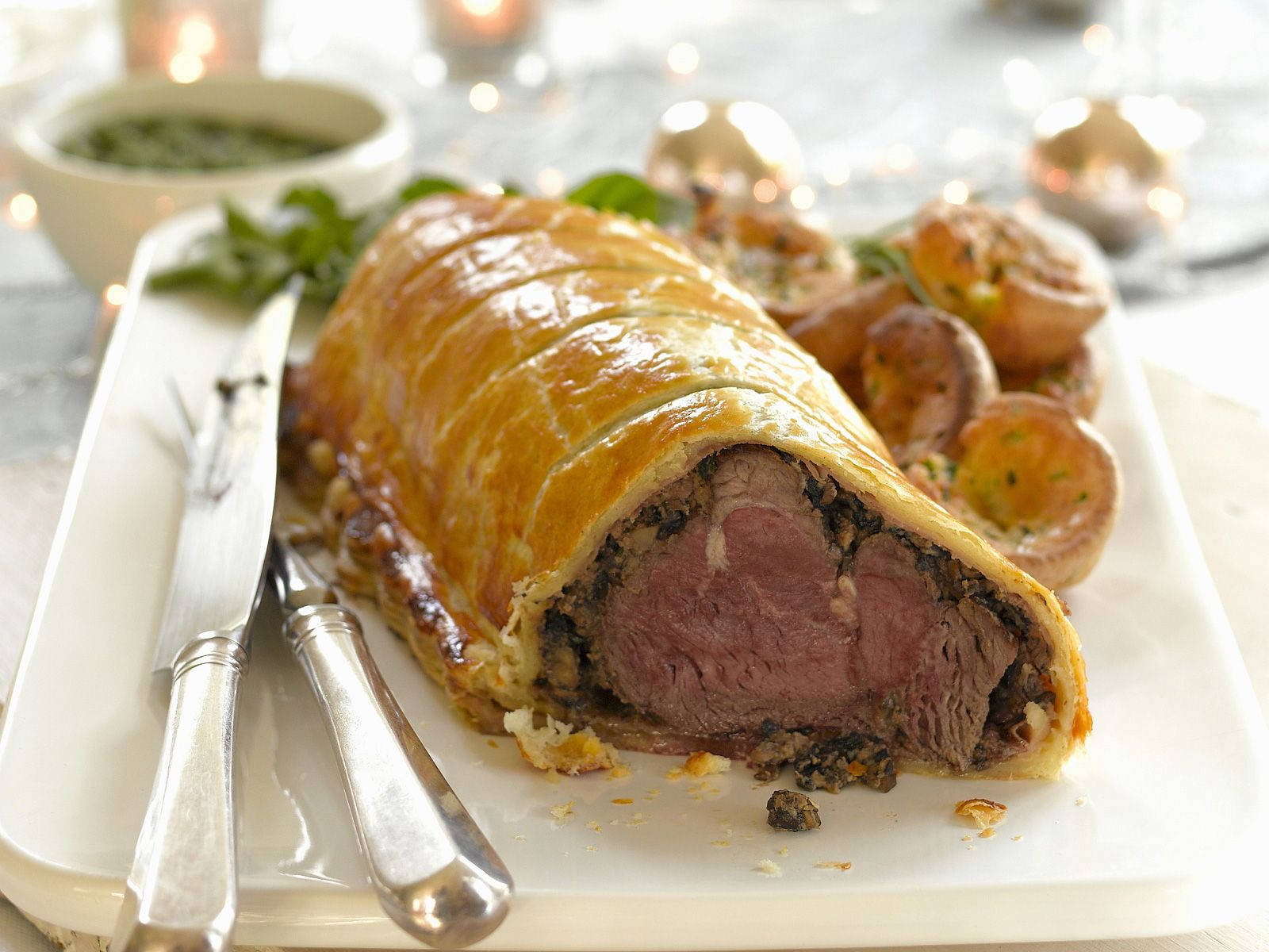 Beef Wellington, golden-brown, juicy pink meat, HD Desktop Wallpaper