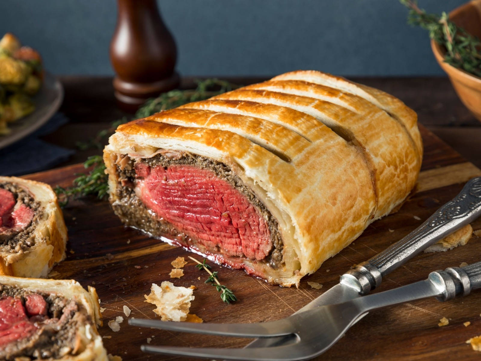 Beef Wellington, golden crust, juicy rare beef, HD Desktop Wallpaper