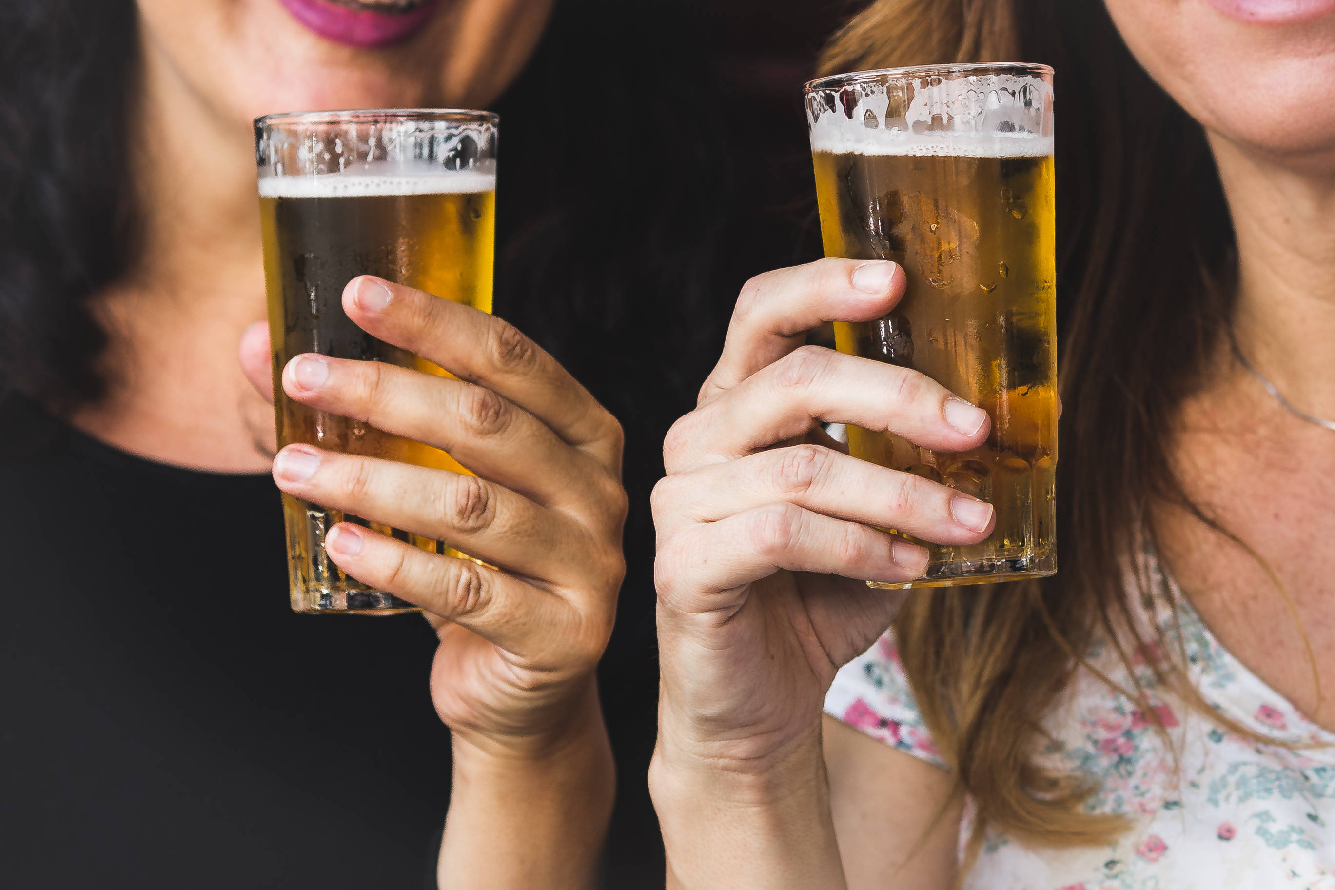 women, beer, glasses, 2K Desktop Wallpaper