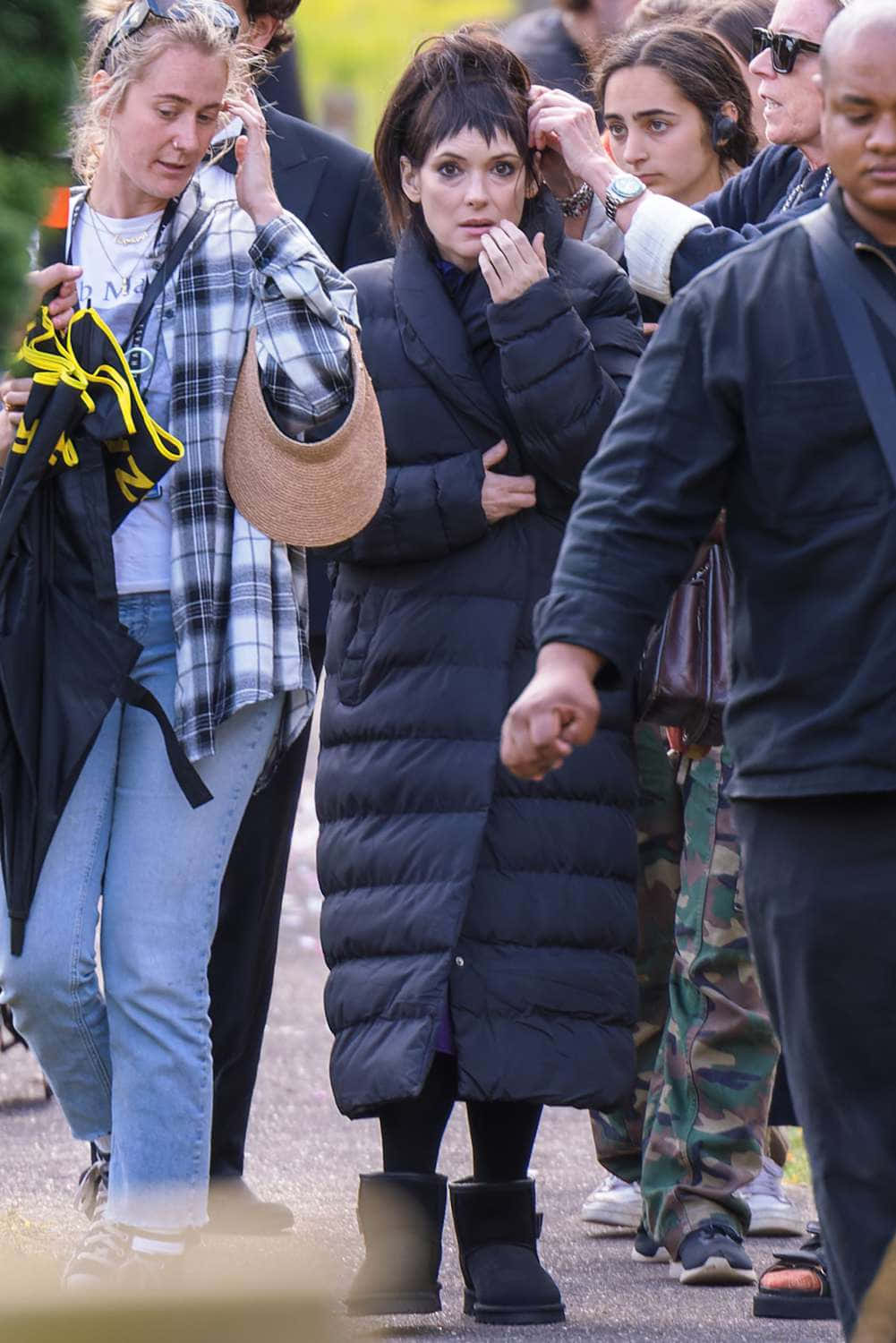 Beetlejuice 2, black puffer coat, black boots, HD Phone Wallpaper