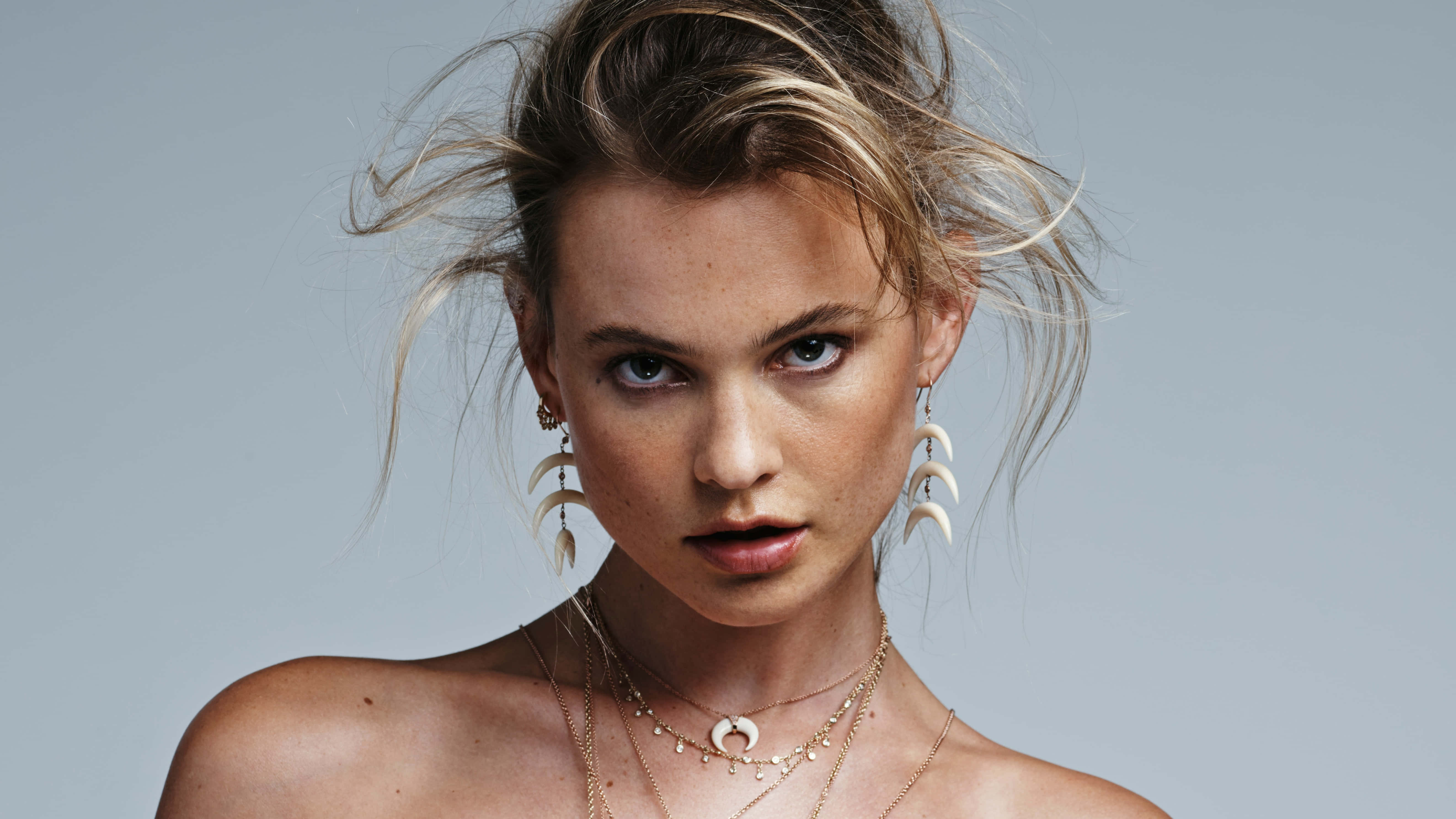 Behati Prinsloo, tousled blonde hair, bold crescent earrings, 5K Desktop Wallpaper