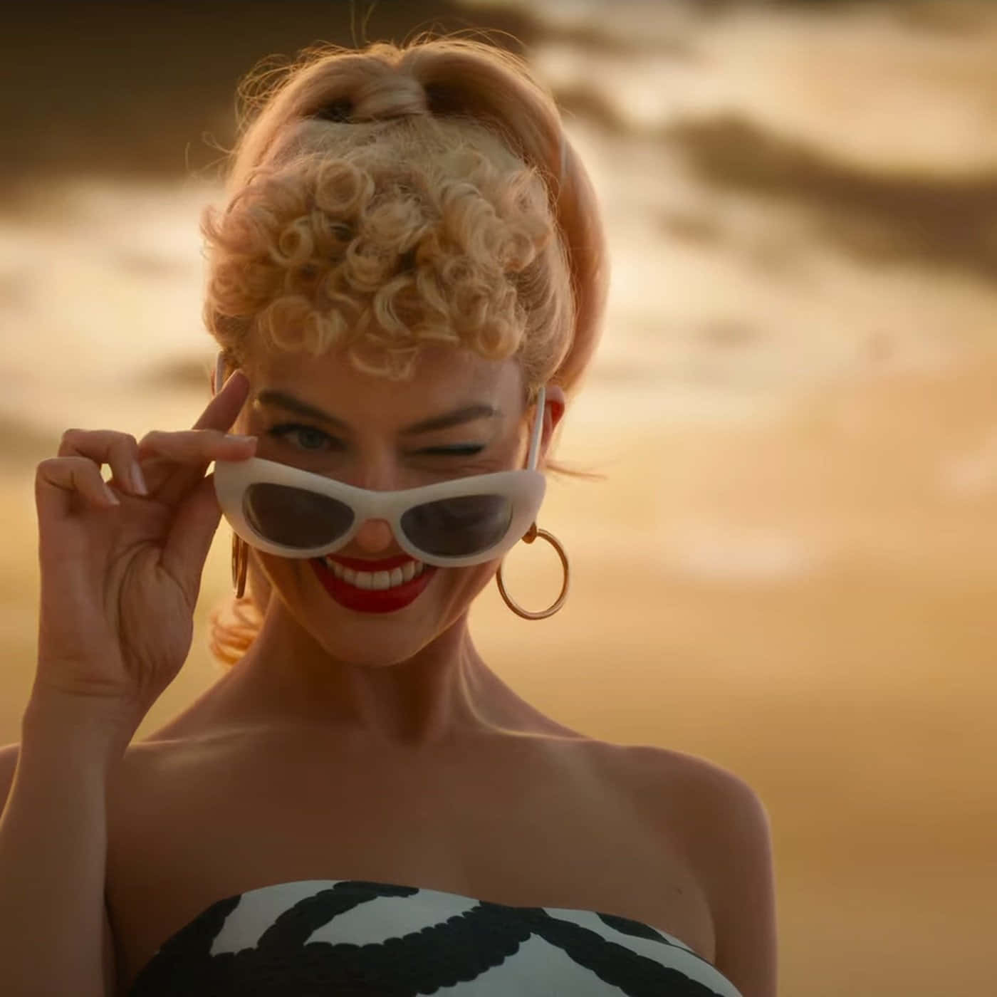 retro beach glamour smile, blonde curls, white sunglasses, HD Desktop Wallpaper