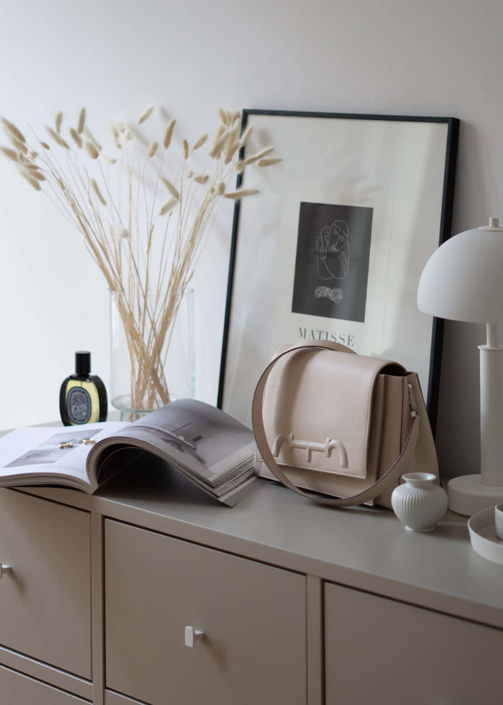 beige cream interior decor aesthetic, minimalist beige dresser, beige handbag, HD Phone Wallpaper