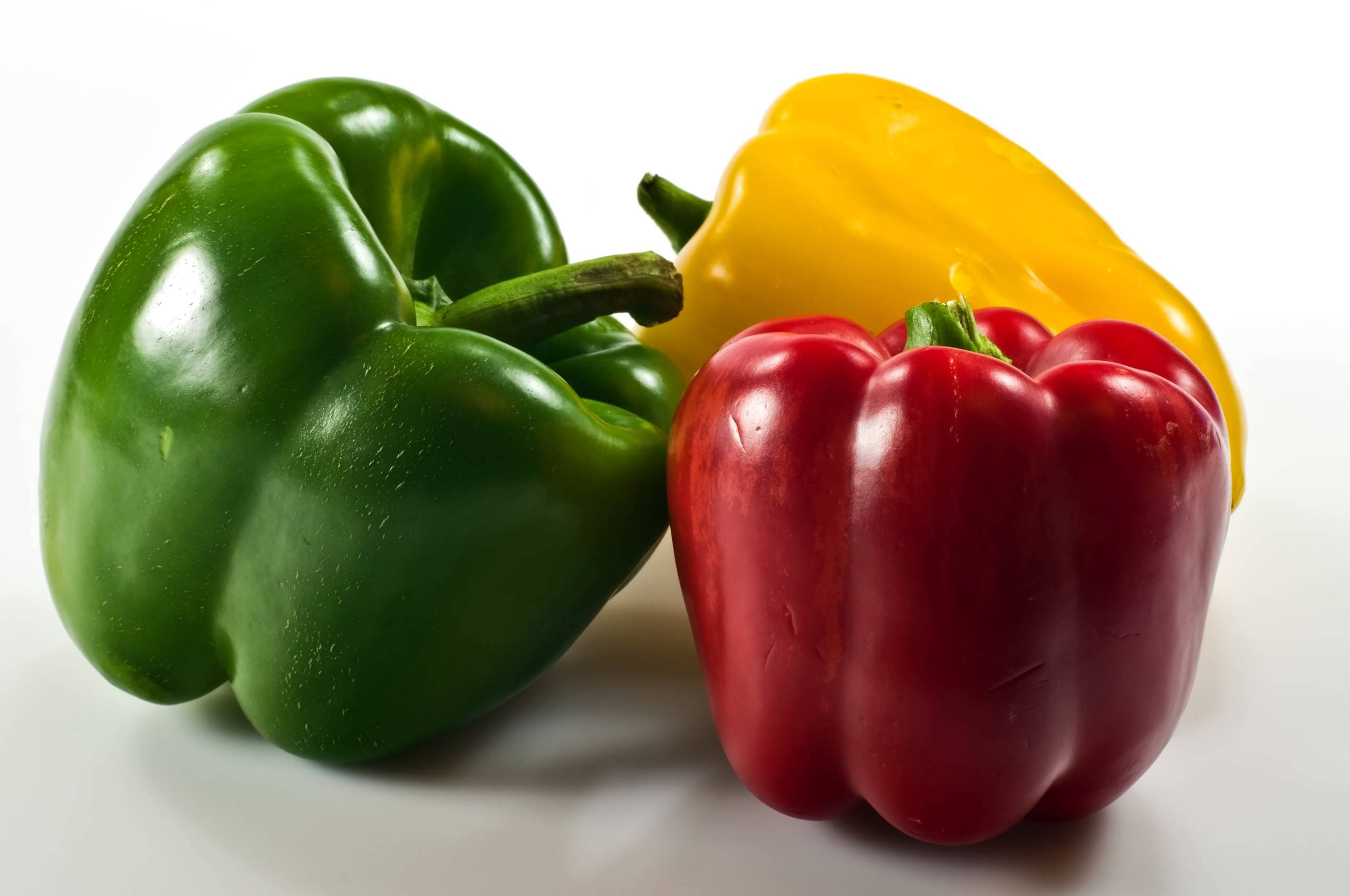 green bell pepper, yellow bell pepper, red bell pepper, 2K Desktop Wallpaper