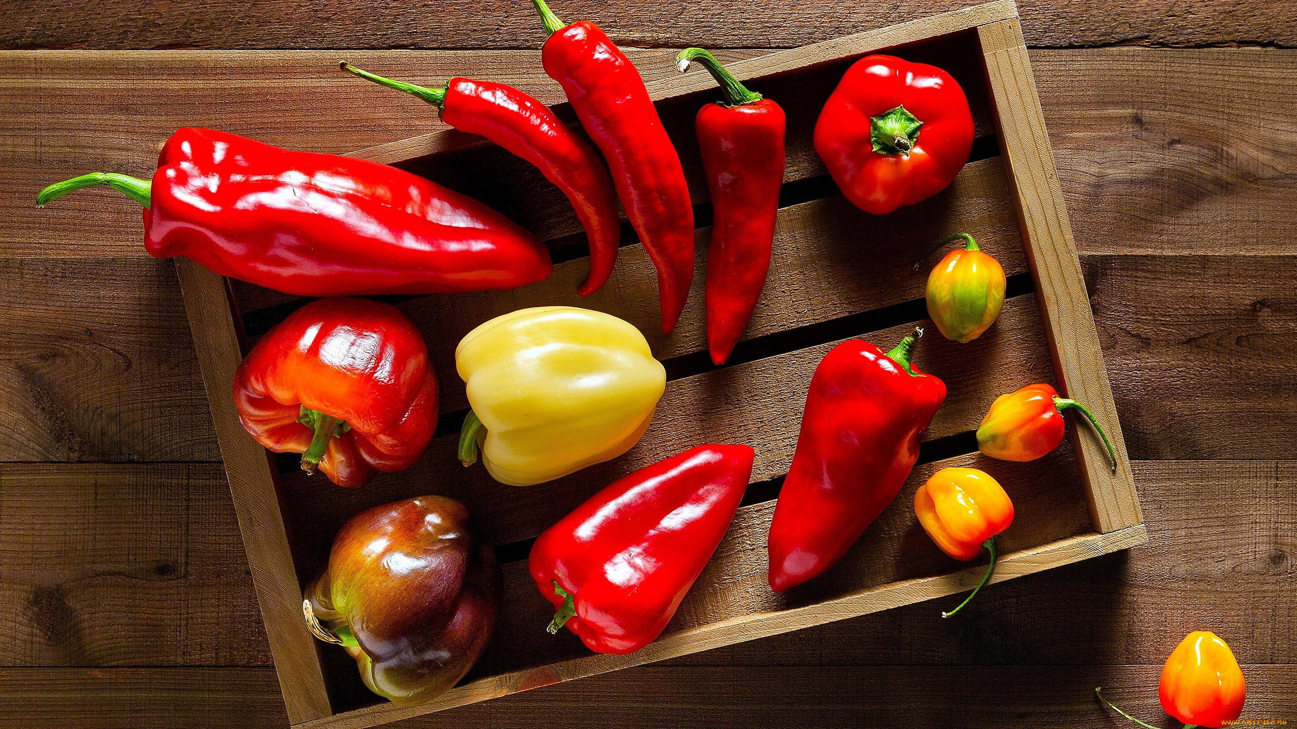 pepper varieties, wooden container, red peppers, 2K Desktop Wallpaper