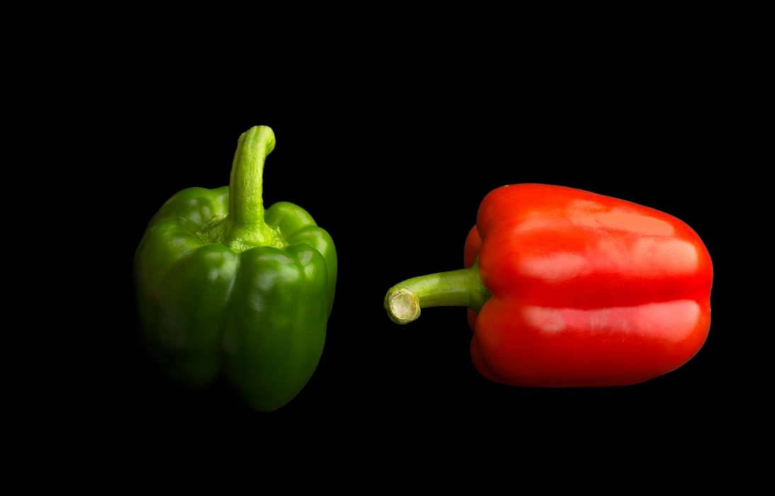 green bell pepper, red bell pepper, pure black background, SD Desktop Wallpaper