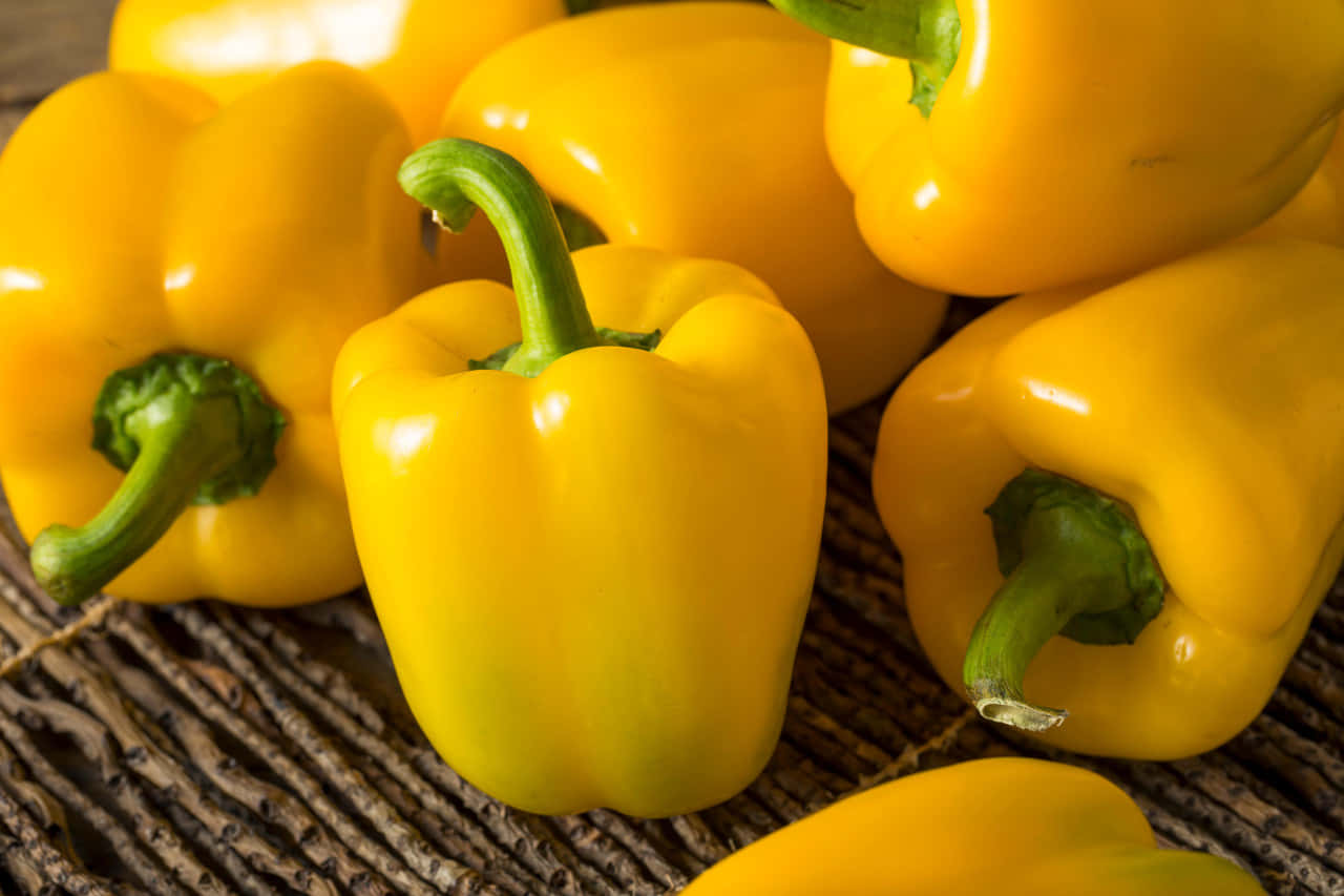 yellow bell pepper, wooden surface, woven bamboo mat, HD Desktop Wallpaper