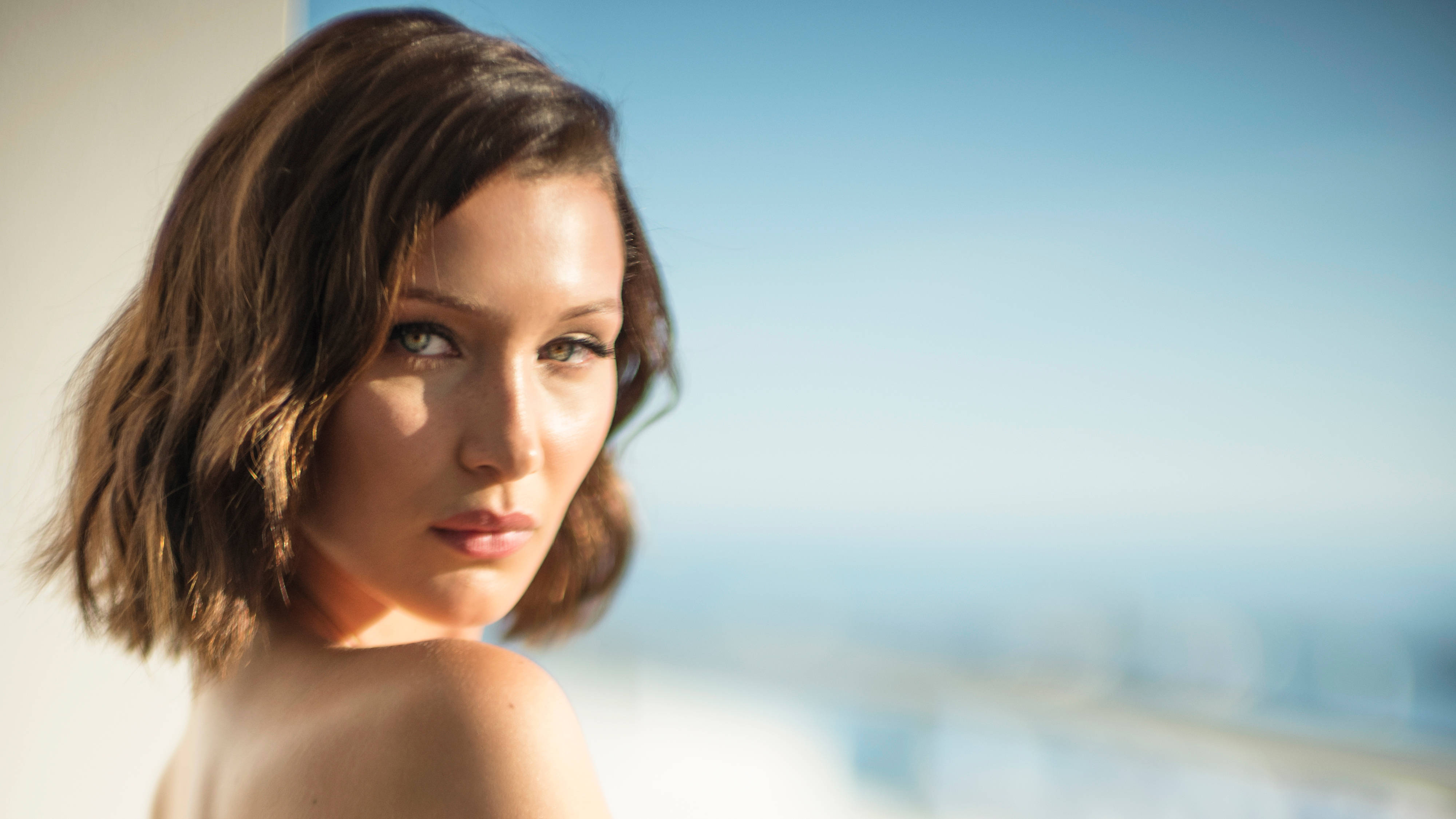 Bella Hadid, short brown hair, bright blue sky, 4K Desktop Wallpaper