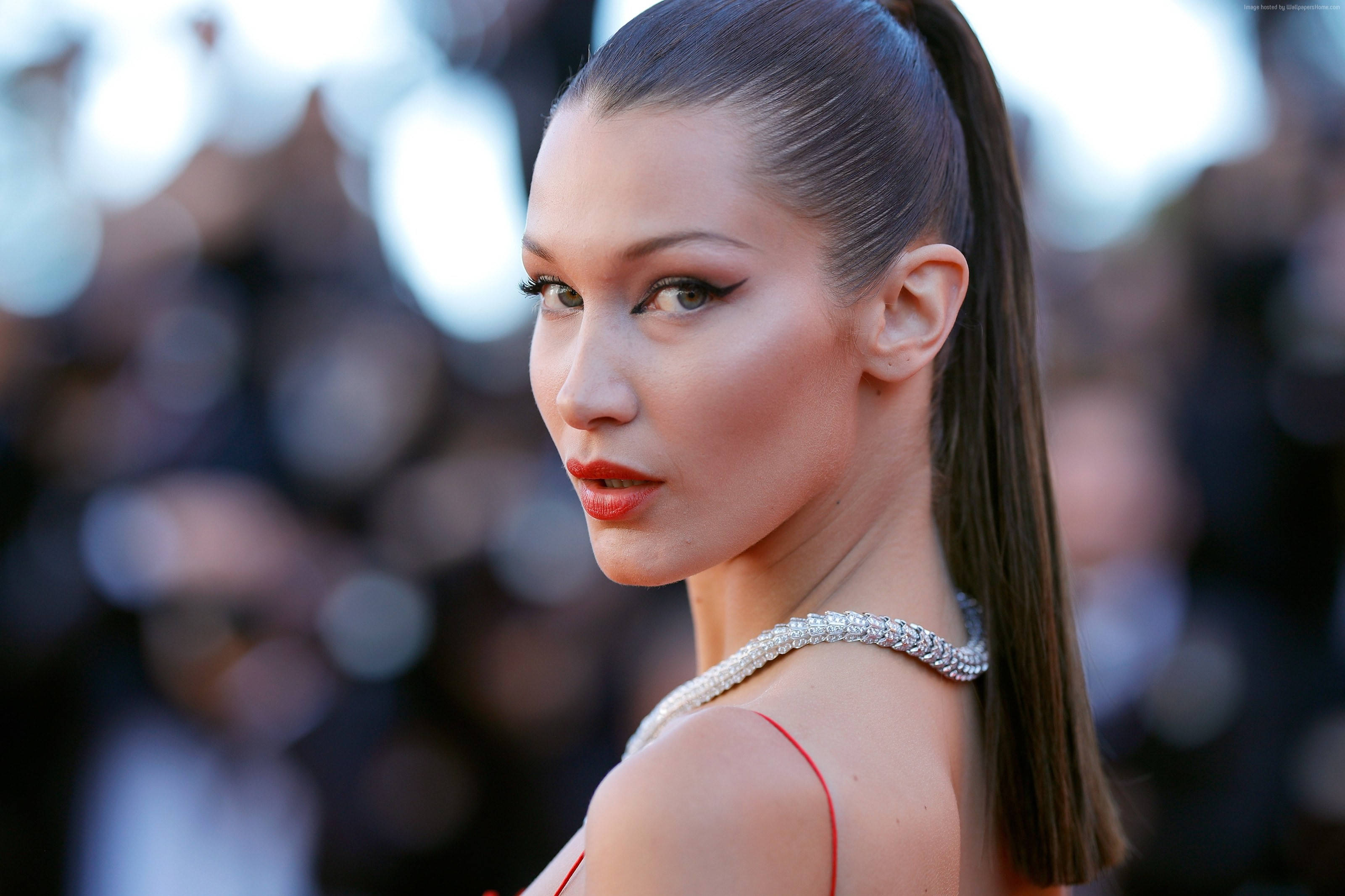 Bella Hadid, cat eye look, red carpet event, 2K Desktop Wallpaper