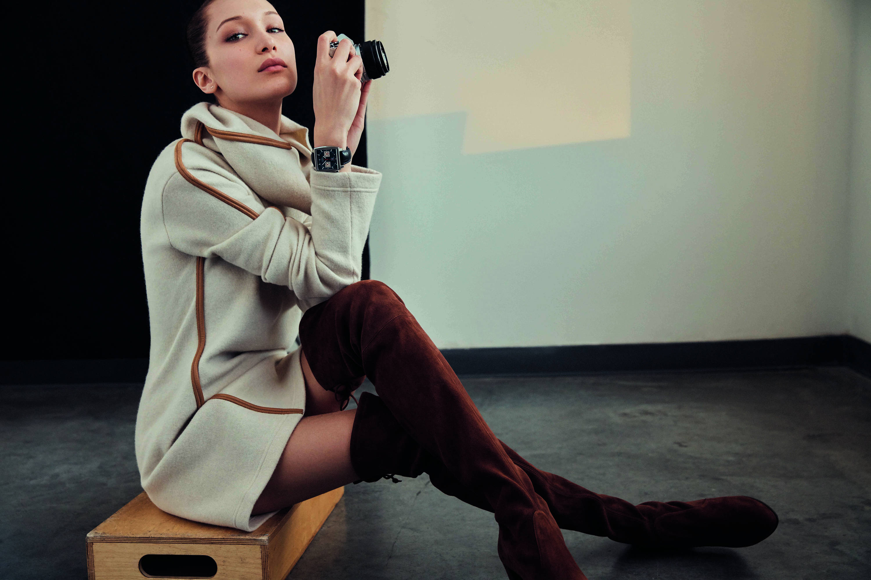 Bella Hadid, cream coat, burgundy boots, 2K Desktop Wallpaper