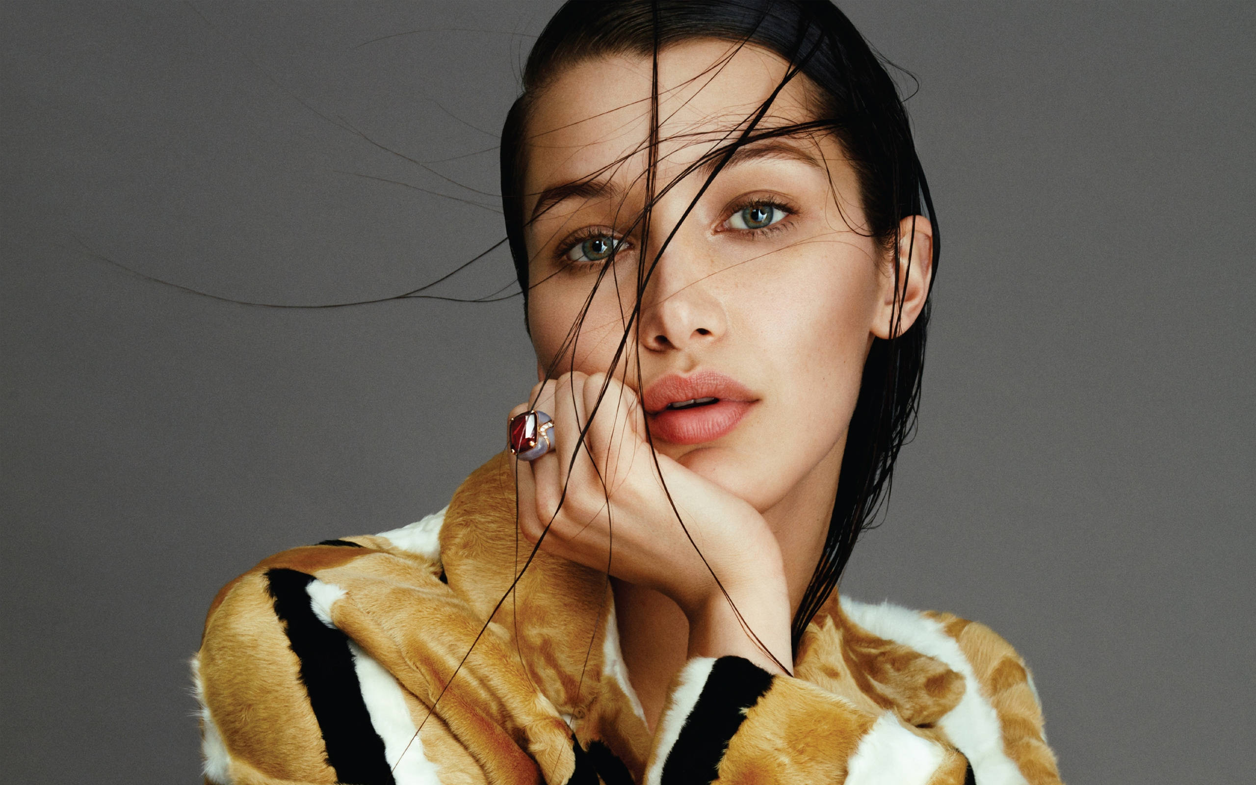 Bella Hadid, tiger-striped fur coat, wet hair, 2K Desktop Wallpaper