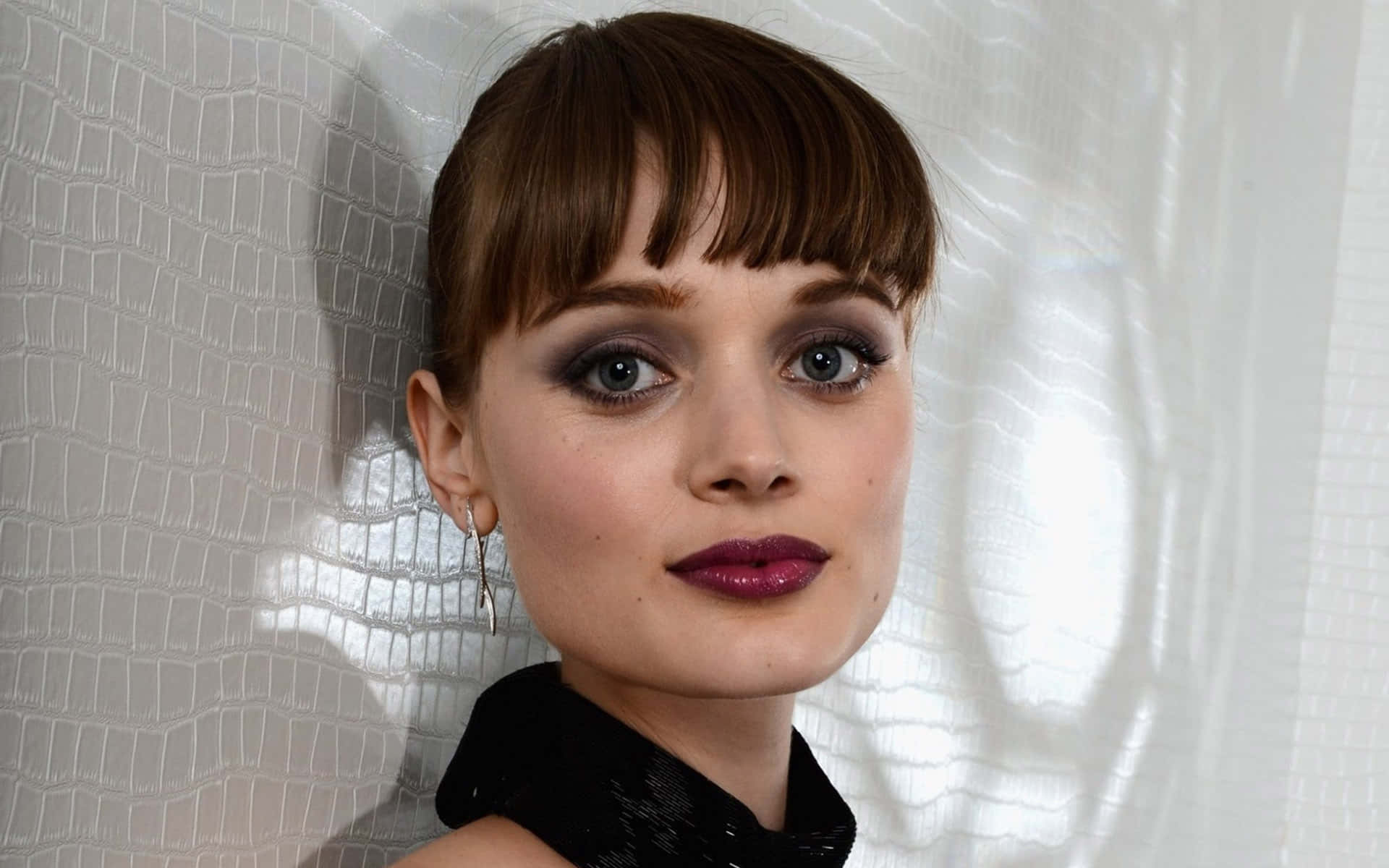 Bella Heathcote, short brown hair, bold purple lipstick, Full HD Desktop Wallpaper