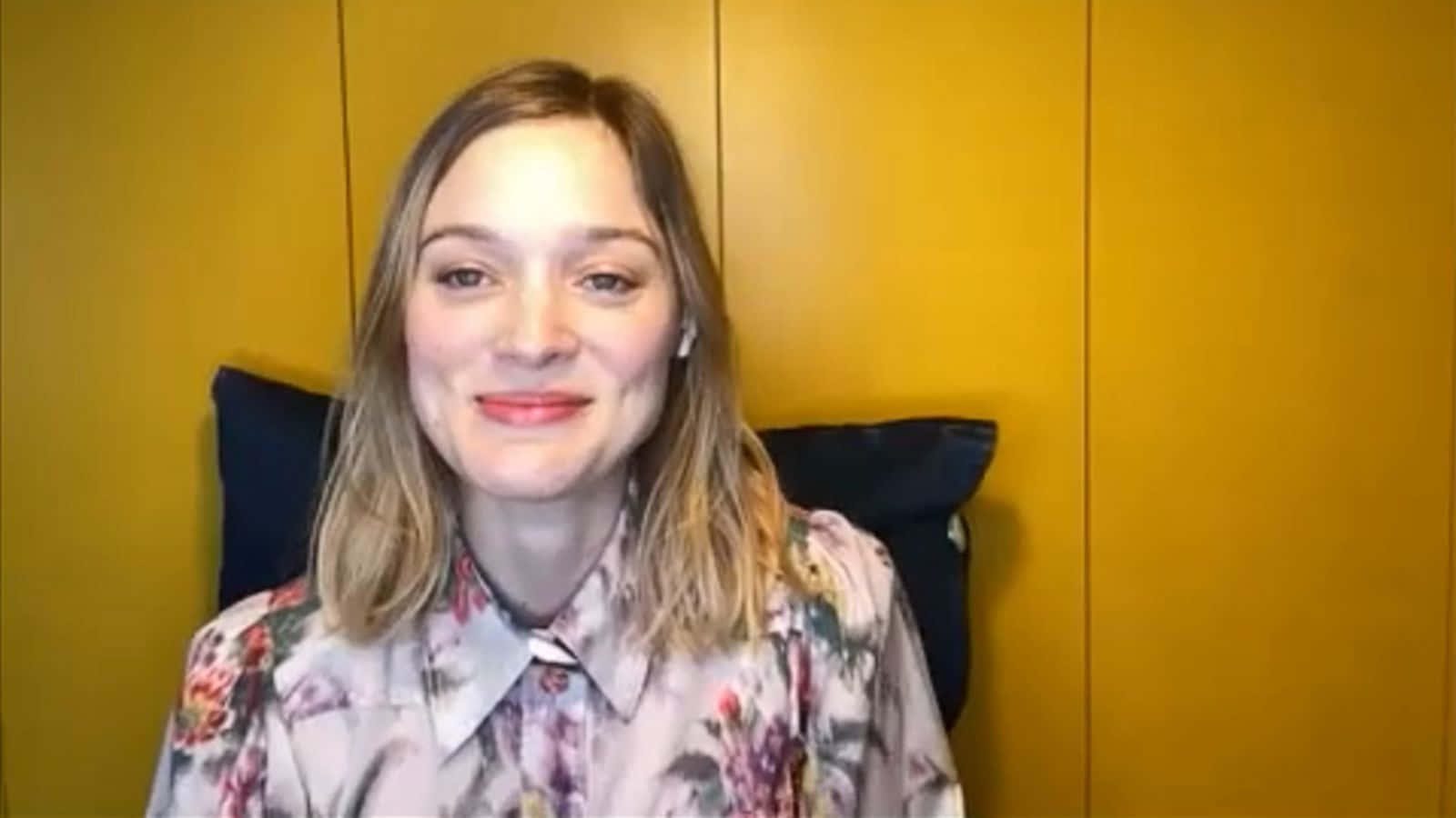 Bella Heathcote, floral top, mustard yellow wall, HD Desktop Wallpaper
