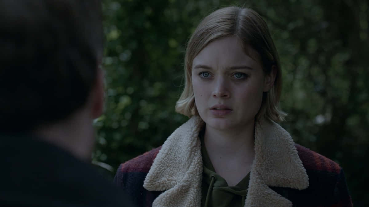 Bella Heathcote, fleece-lined coat, dim forest setting, SD Desktop Wallpaper