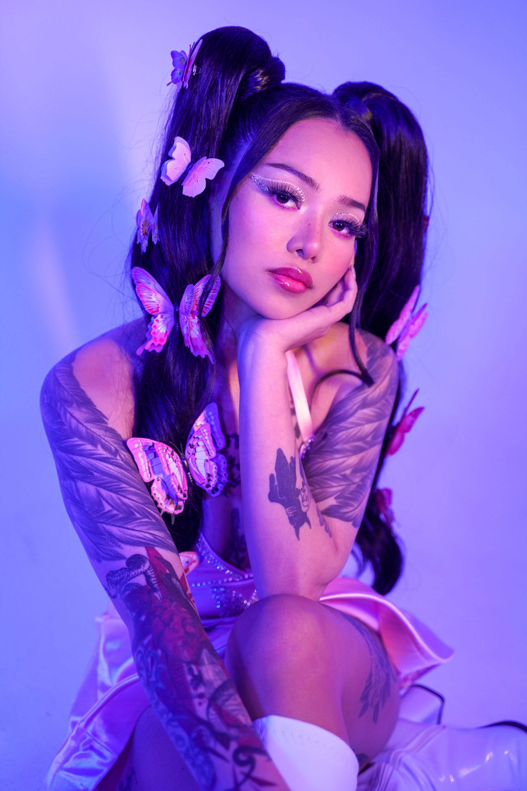 Bella Poarch, butterfly hair clips, tattoos, 2K Phone Wallpaper