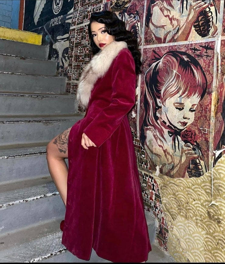 Bella Poarch, plush burgundy coat, fur collar, SD Phone Wallpaper