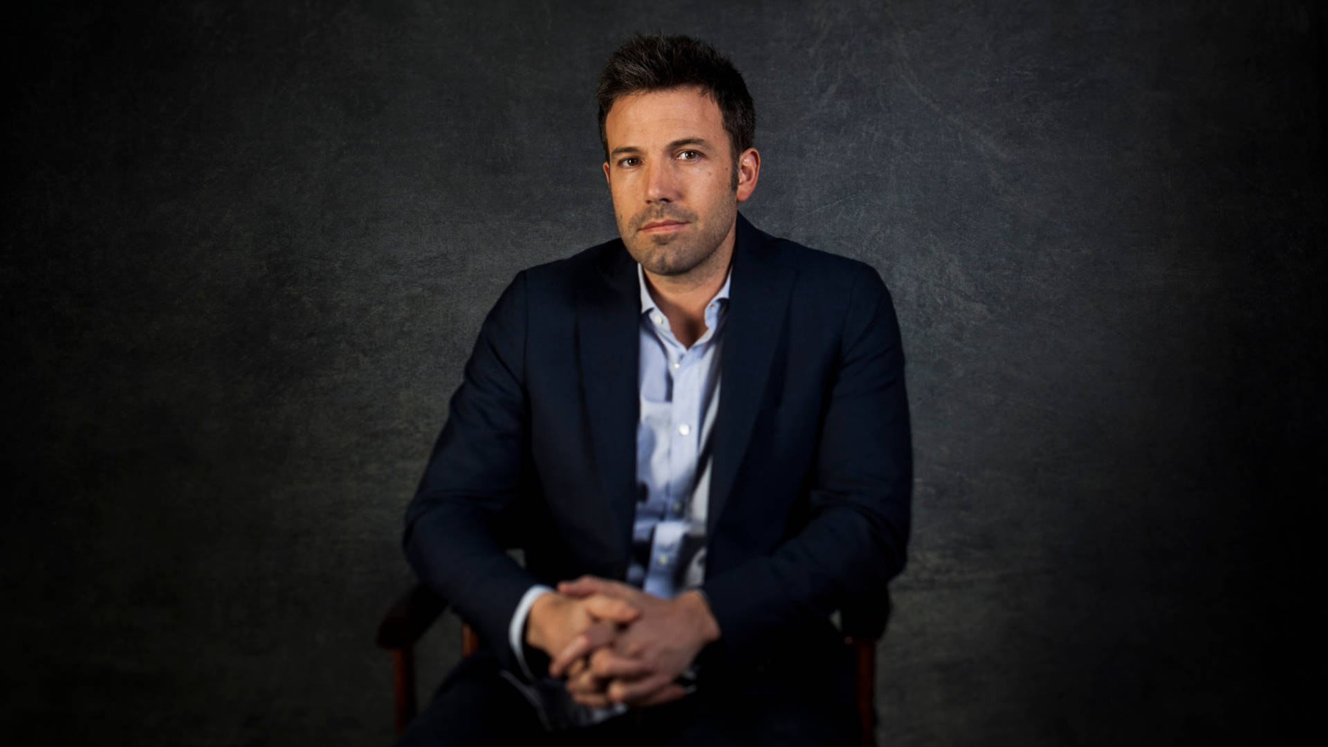 Ben Affleck, dark suit, textured gray backdrop, Full HD Desktop Wallpaper