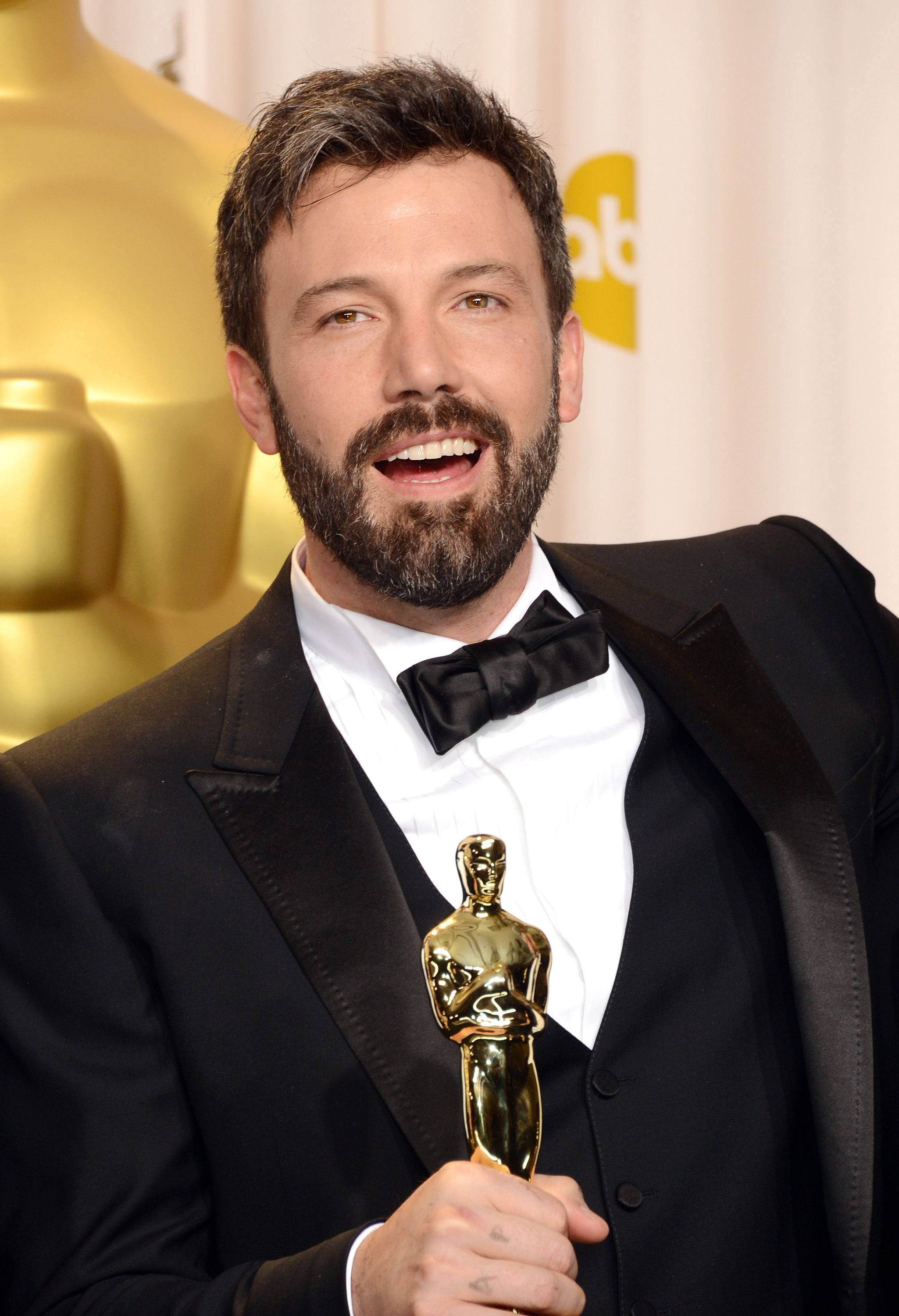 Ben Affleck, tuxedo, golden Oscar statue, 2K Phone Wallpaper