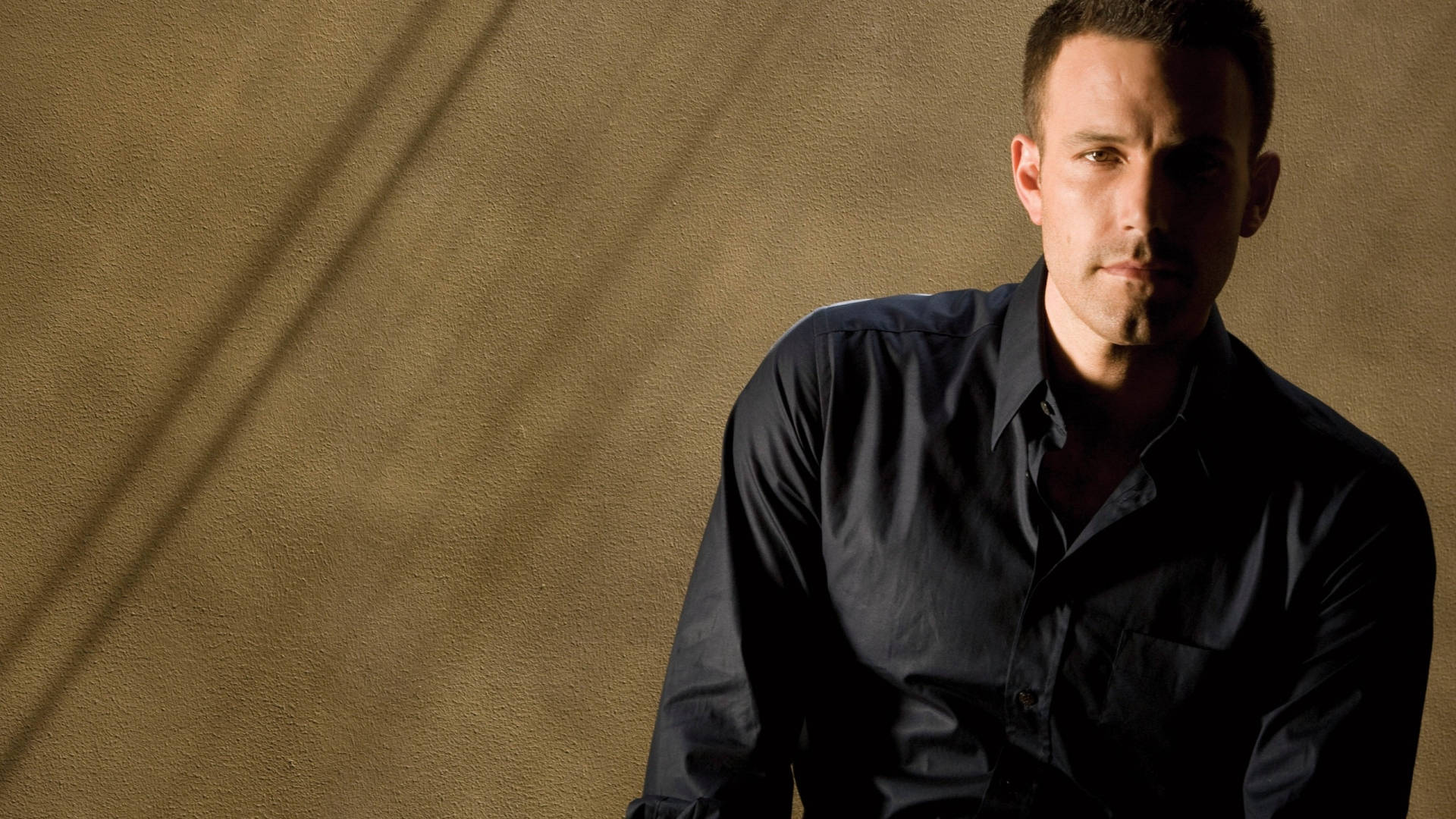 Ben Affleck, black shirt, textured wall, Full HD Desktop Wallpaper