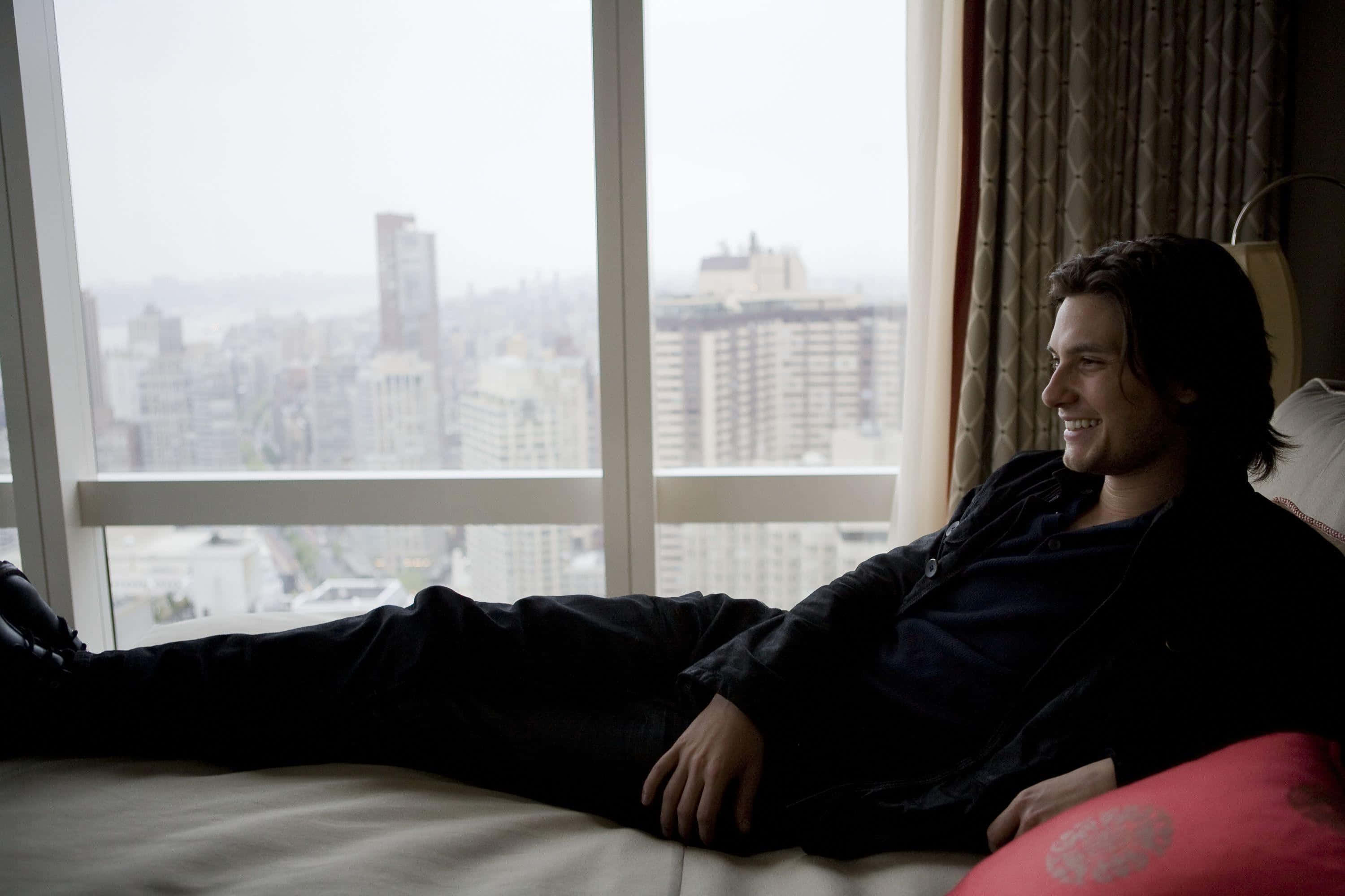 Ben Barnes, bed, large window, 2K Desktop Wallpaper