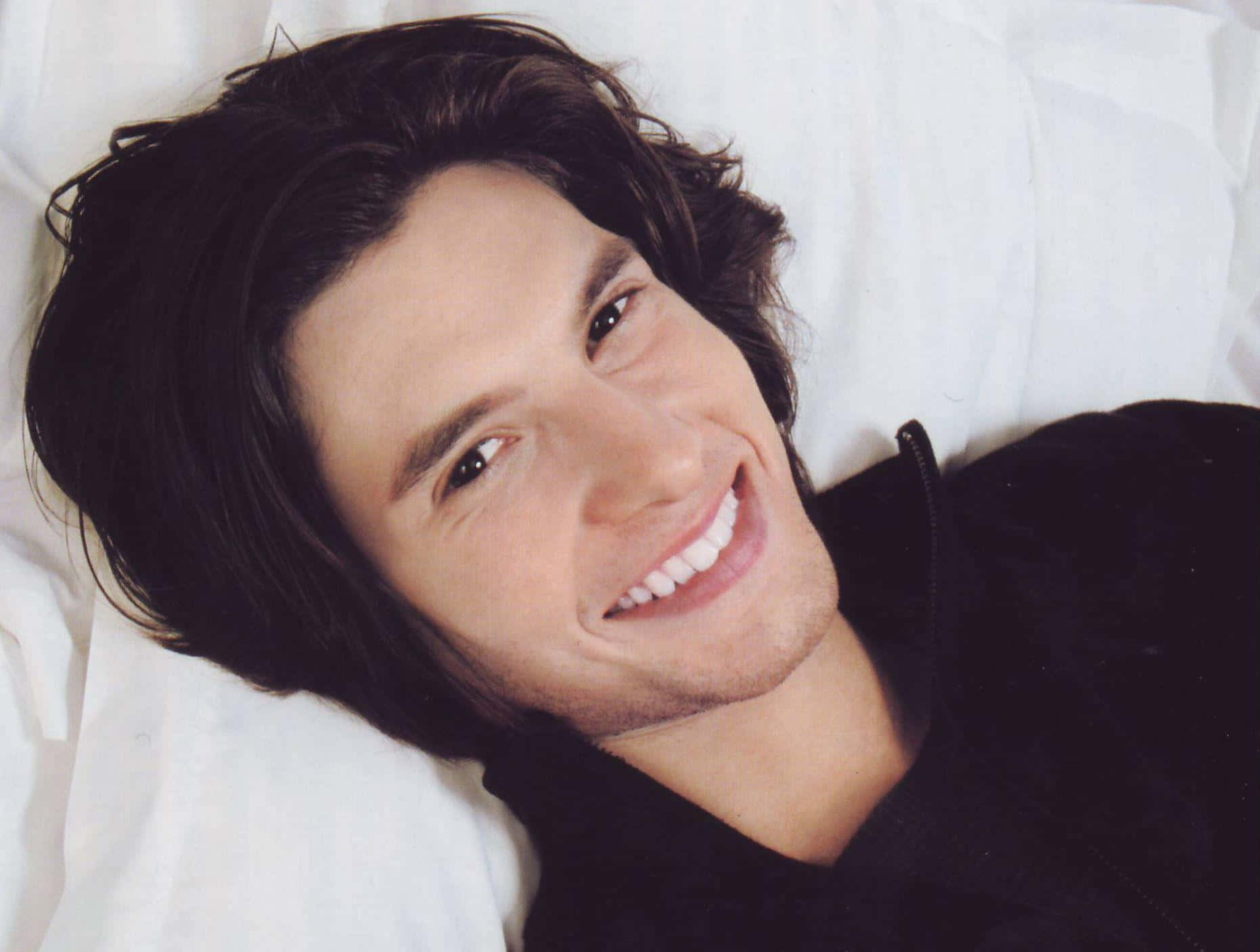 Ben Barnes, black suit, white bedding, HD Desktop Wallpaper