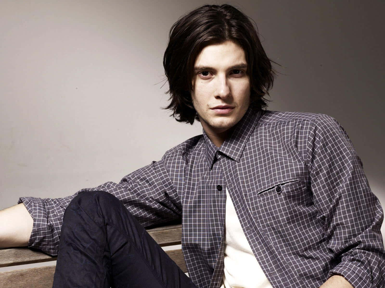 Ben Barnes, dark wavy hair, wooden bench, HD Desktop Wallpaper