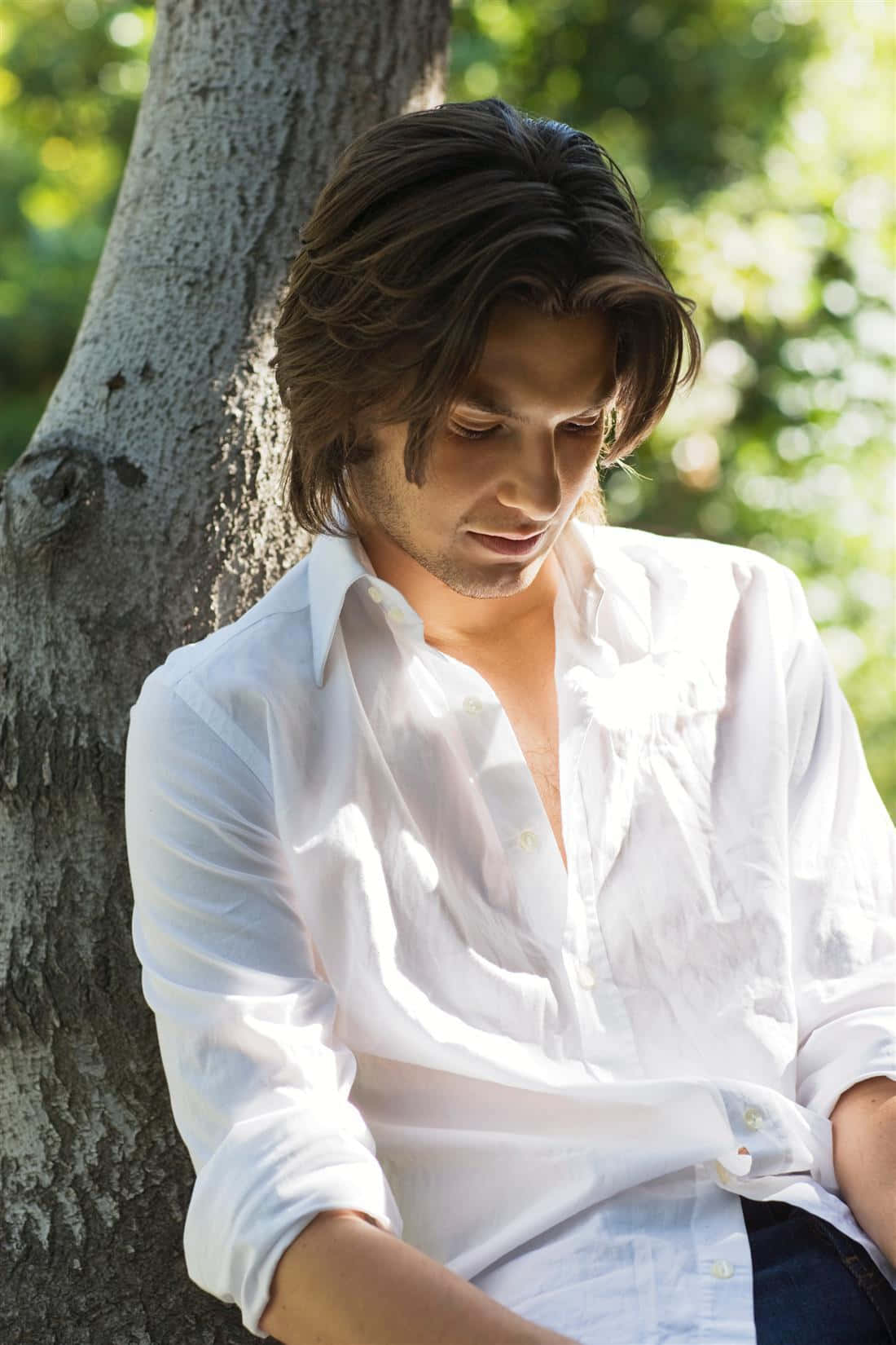 Ben Barnes, white shirt, tree trunk, HD Phone Wallpaper