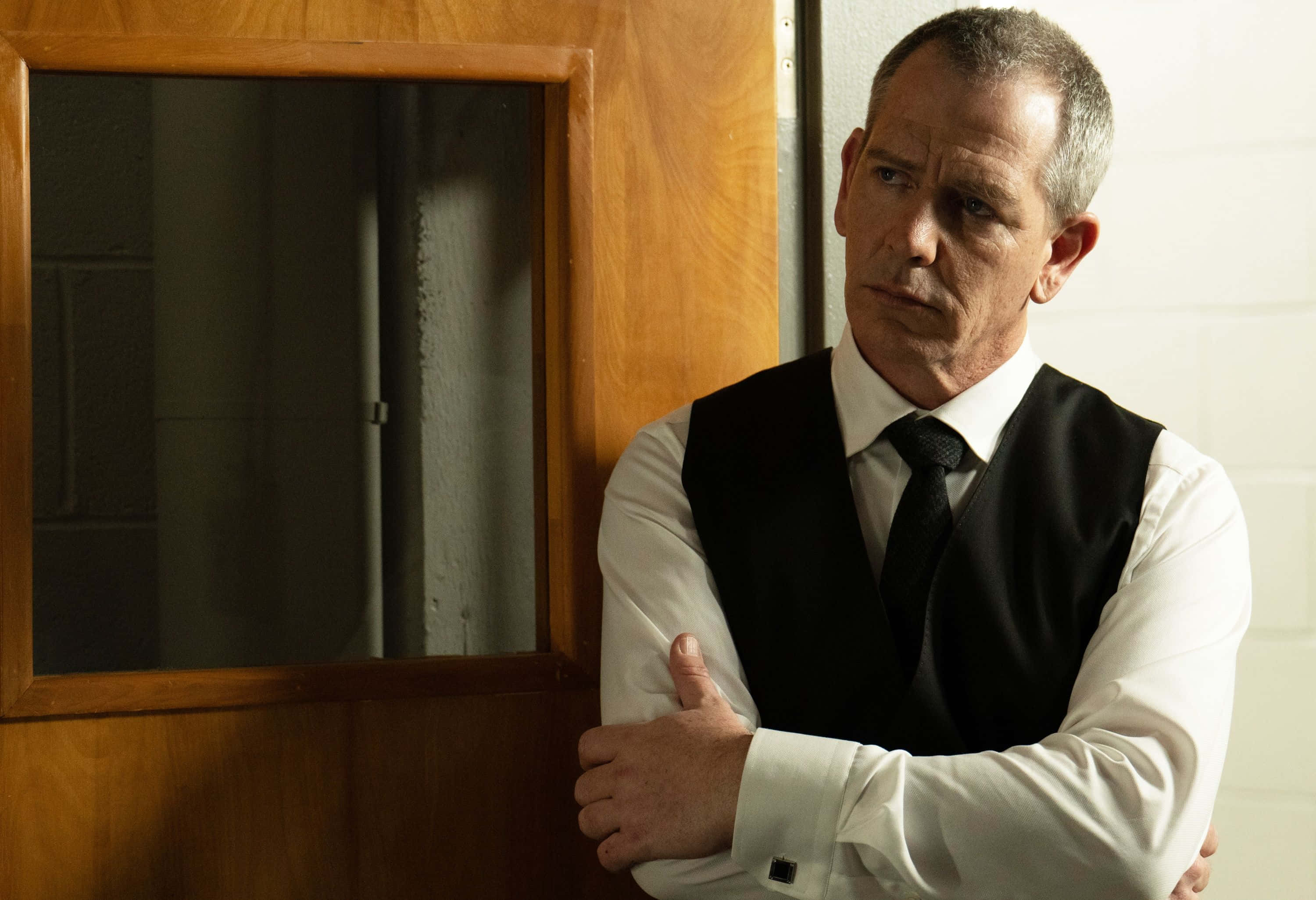 Ben Mendelsohn, white shirt, black vest, 2K Desktop Wallpaper