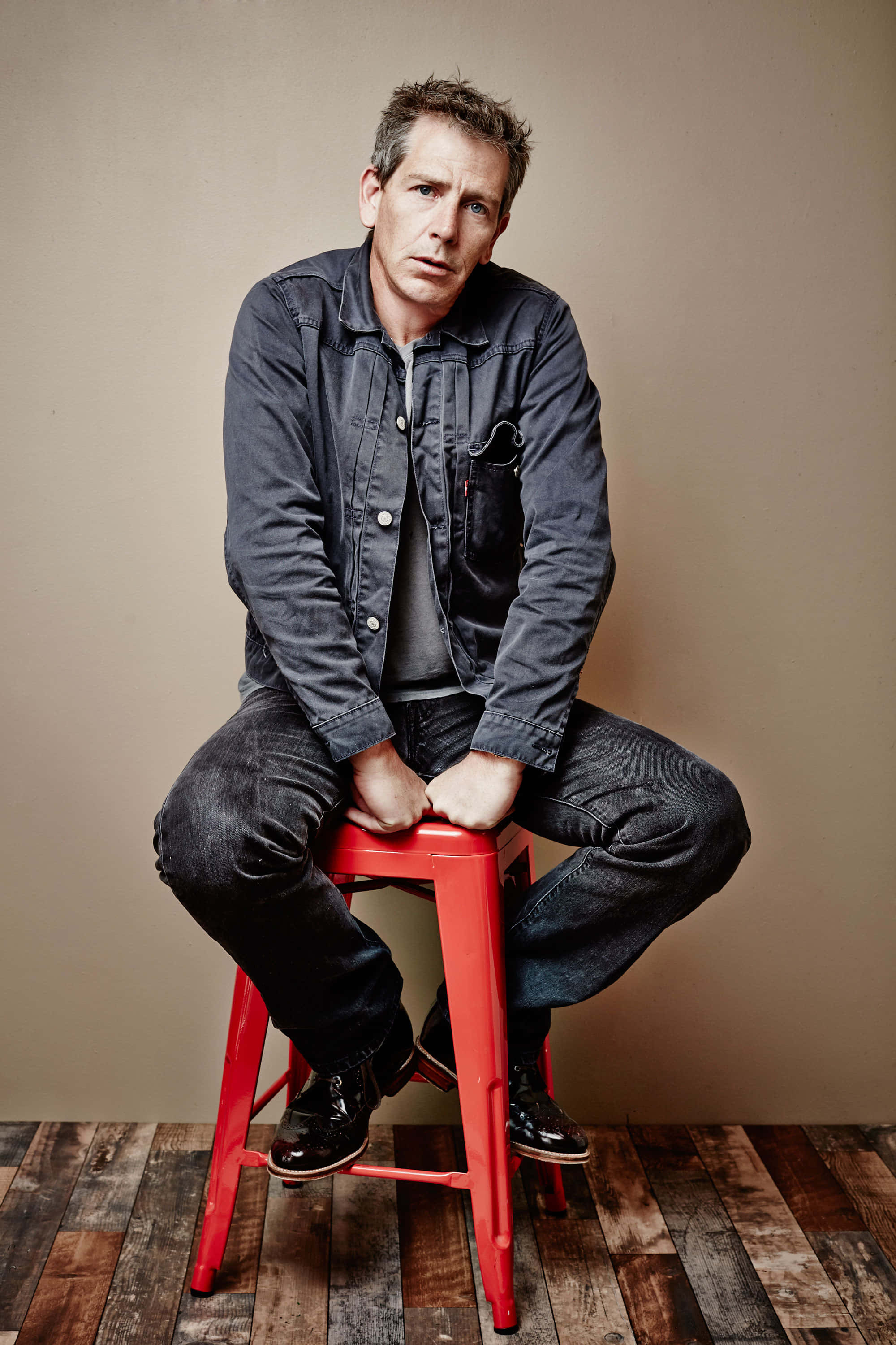 Ben Mendelsohn, denim jacket, bright red stool, 2K Phone Wallpaper
