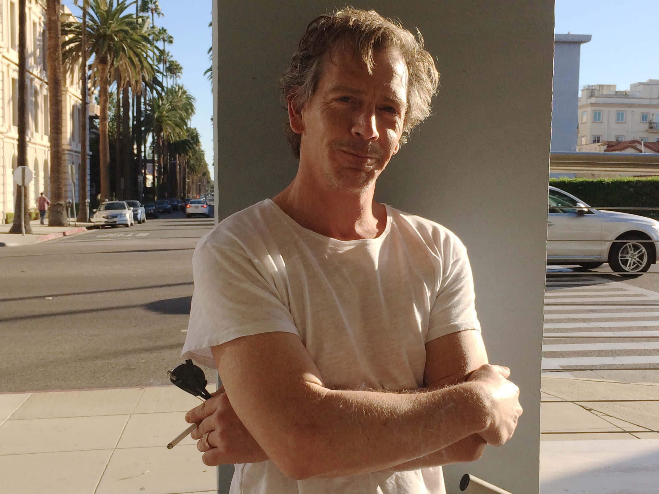 Ben Mendelsohn, white t-shirt, palm-lined city sidewalk, Full HD Desktop Wallpaper