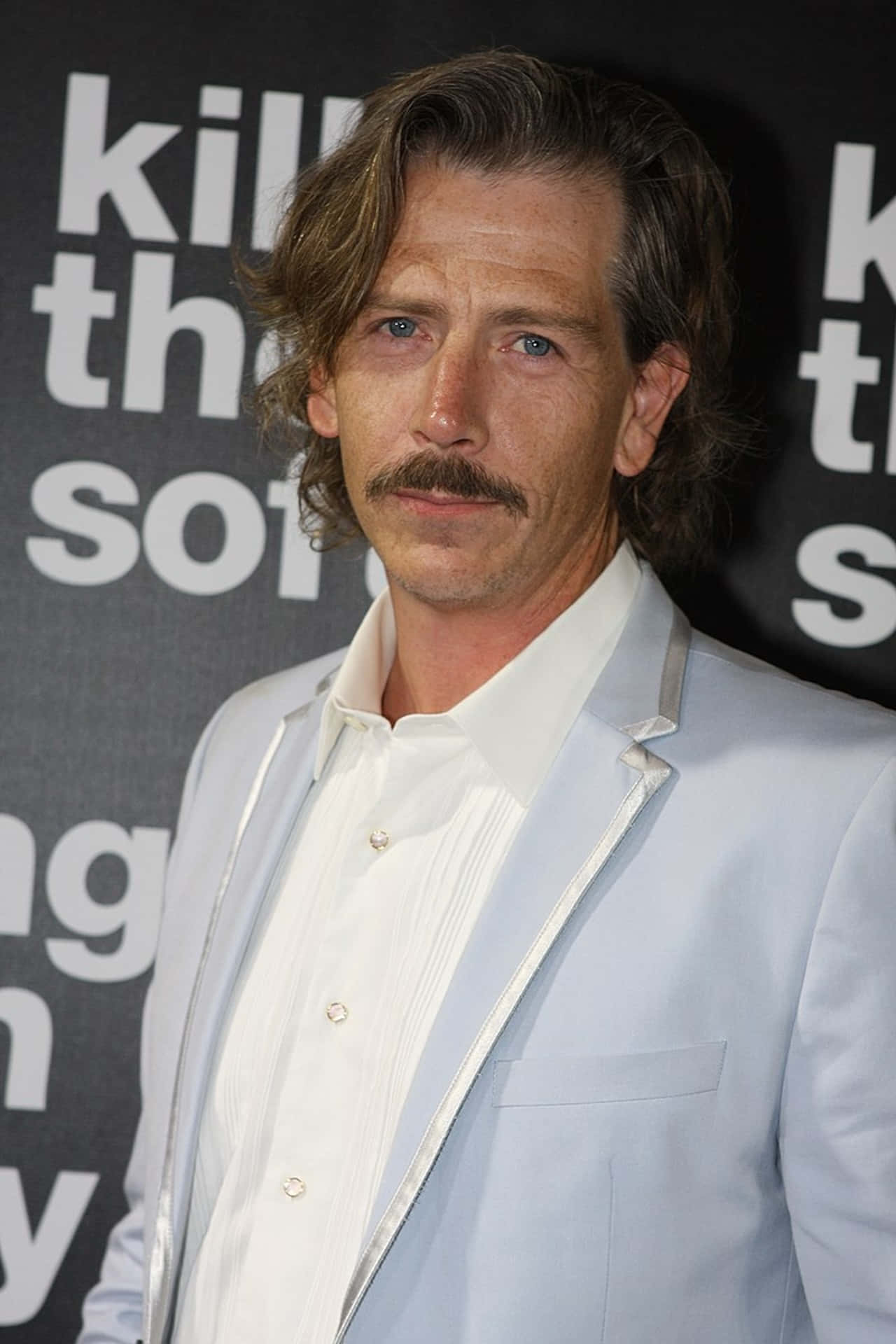Ben Mendelsohn, light blue suit, white shirt, Full HD Phone Wallpaper