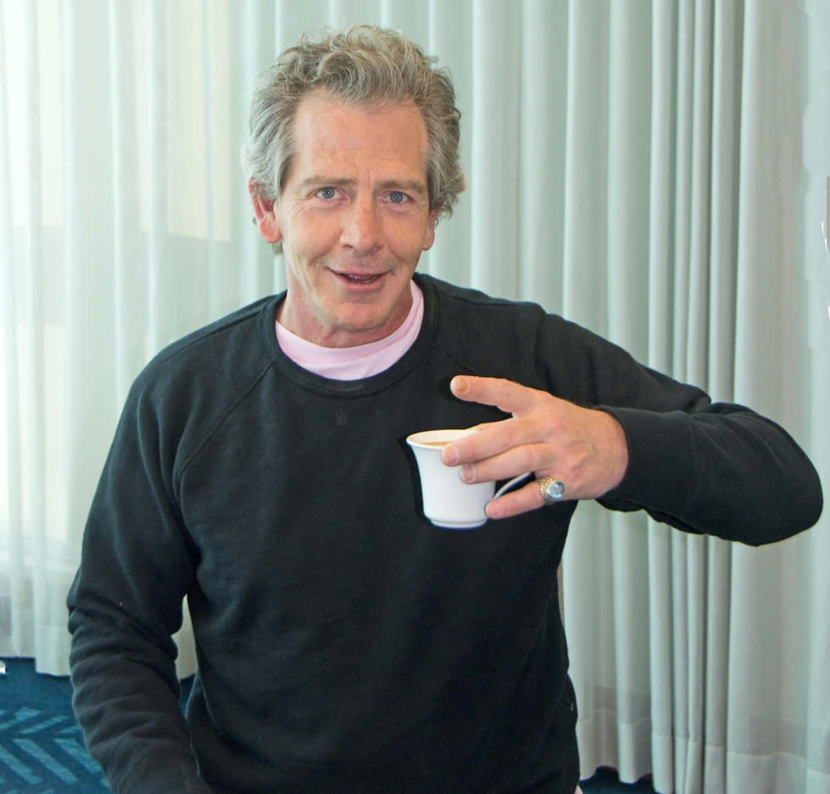 Ben Mendelsohn, gray hair, white coffee cup, SD Desktop Wallpaper
