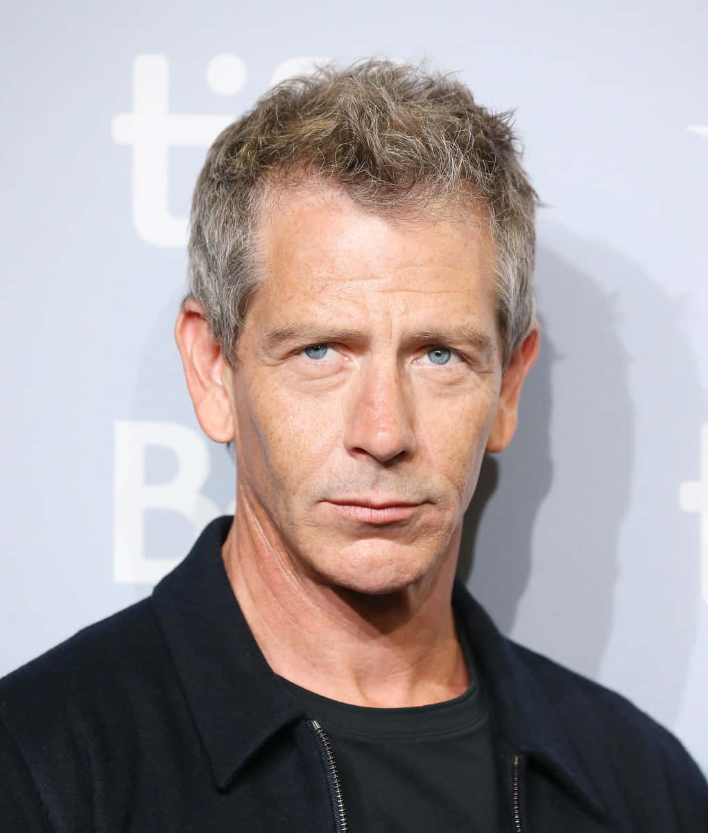 Ben Mendelsohn, gray hair, intense blue eyes, SD Phone Wallpaper