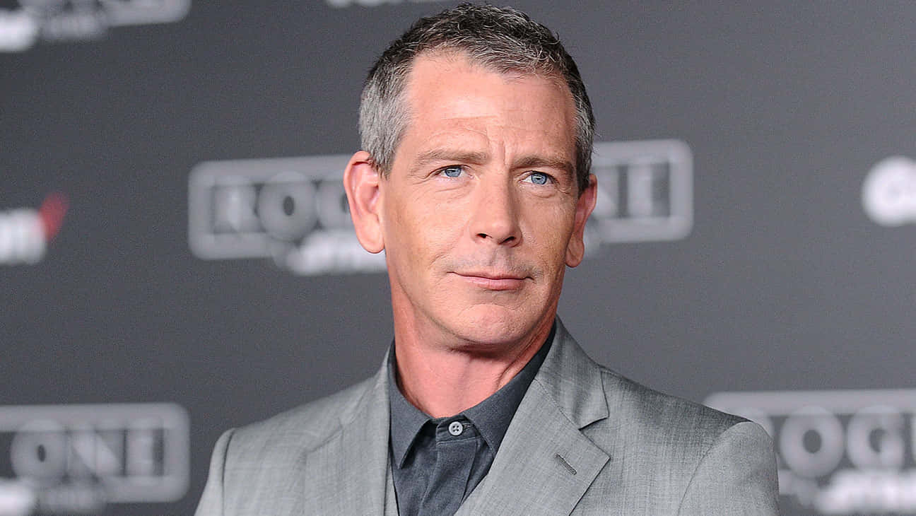 Ben Mendelsohn, gray suit, dark backdrop, HD Desktop Wallpaper