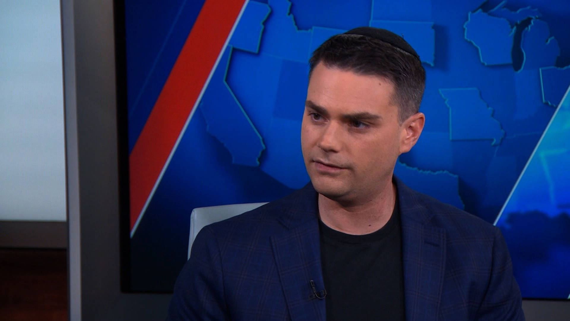 Ben Shapiro, blue blazer, blue red graphic map background, Full HD Desktop Wallpaper