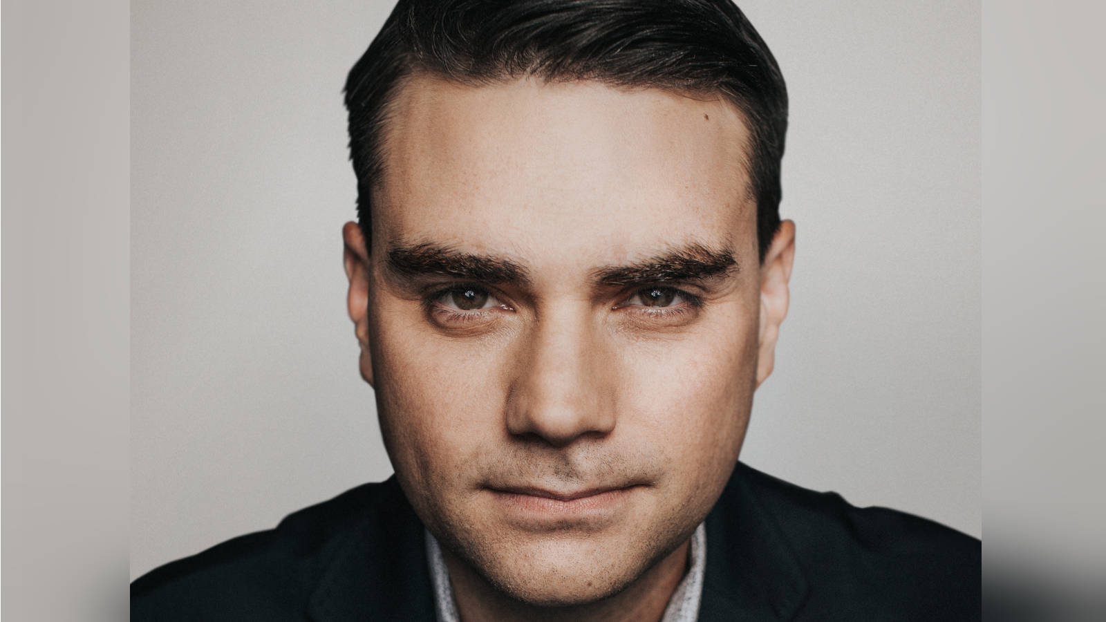 Ben Shapiro, dark suit, neutral gray background, HD Desktop Wallpaper