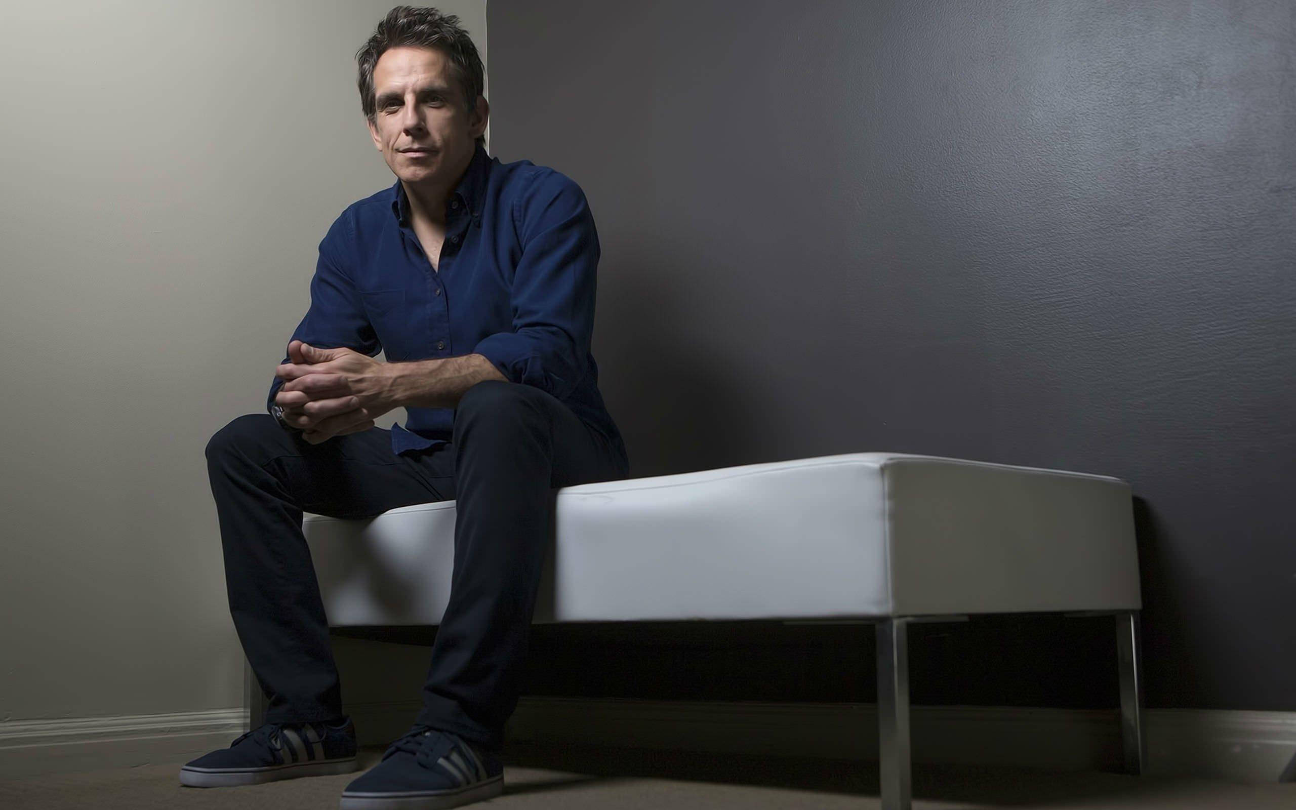 Ben Stiller, blue shirt, white bench, 2K Desktop Wallpaper